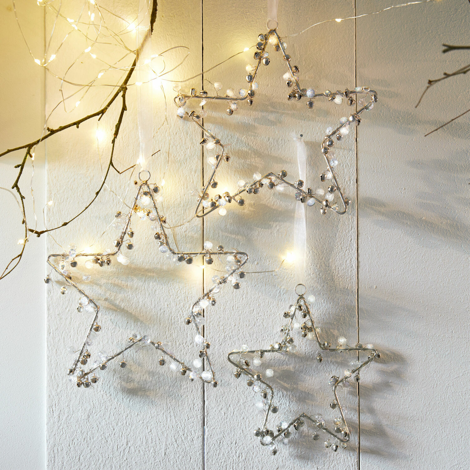 Lot de 3 décorations de Noël Harley Étoiles décoratives en fil métallique avec clochettes et lumières suspendues sur mur, décoration festive