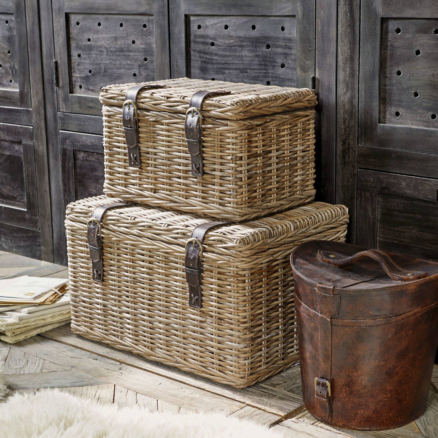 Lot de 2 malles Darill Ensemble de deux coffres en osier avec sangles en cuir marron clair pour rangement intérieur