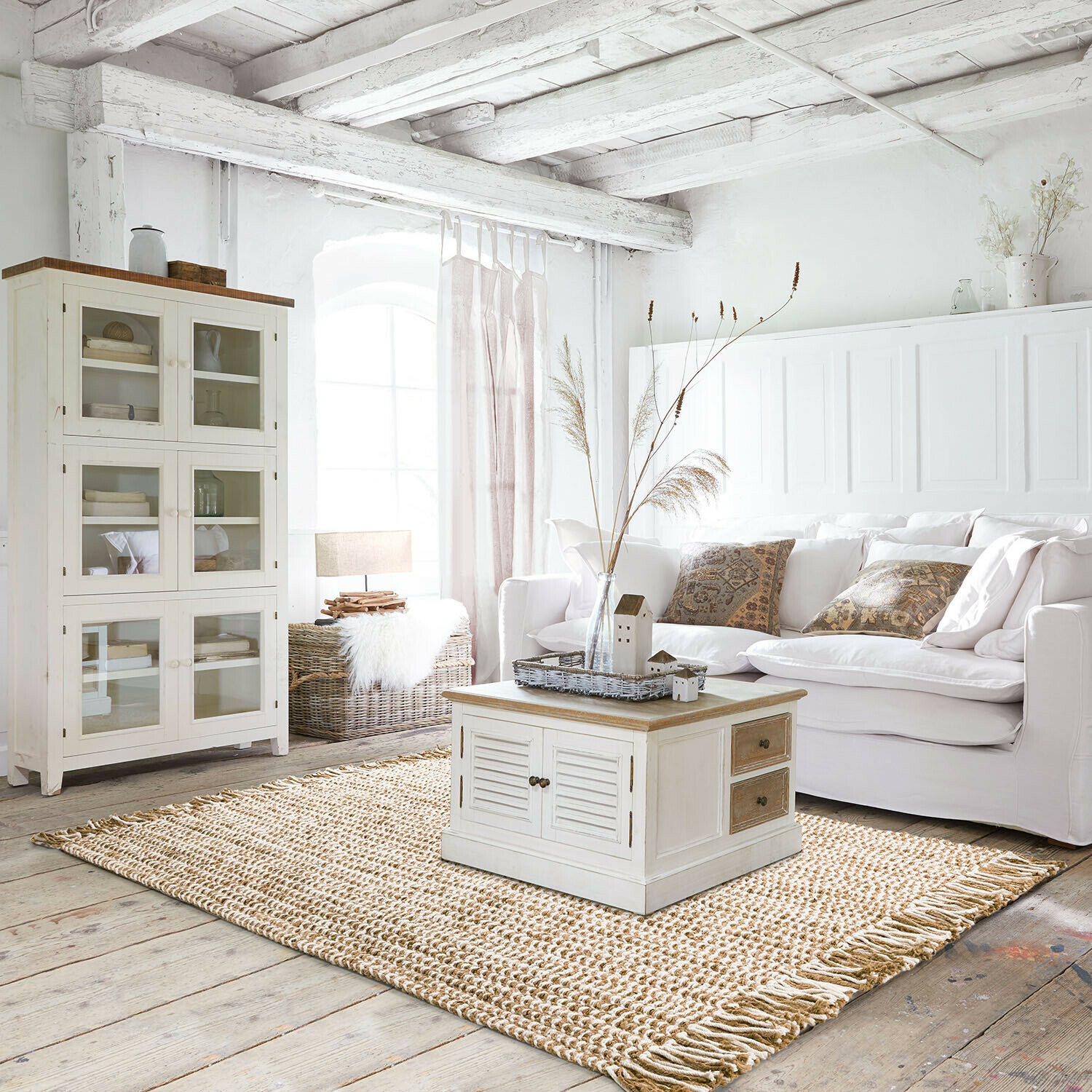 Tapis Yrundal Salon rustique avec meuble en bois blanc et table basse sur tapis en jute naturel