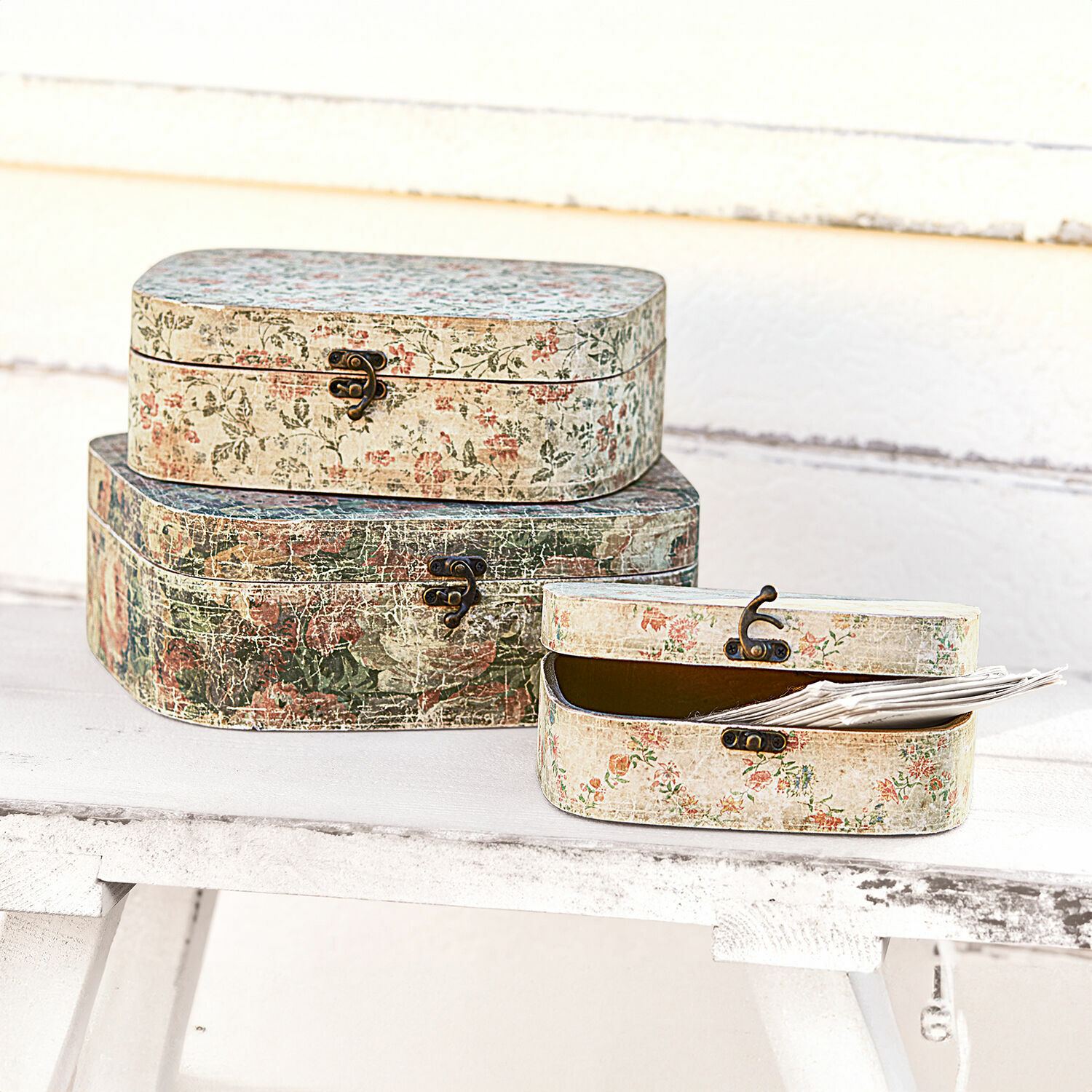 Lot de 3 boîtes Emmylou Ensemble de trois boîtes décoratives avec fermoirs métalliques et motif floral vintage