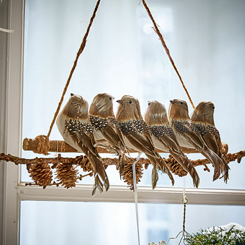 Décoration suspendue avec six oiseaux bruns sur une branche avec pommes de pin, style naturel de Noël