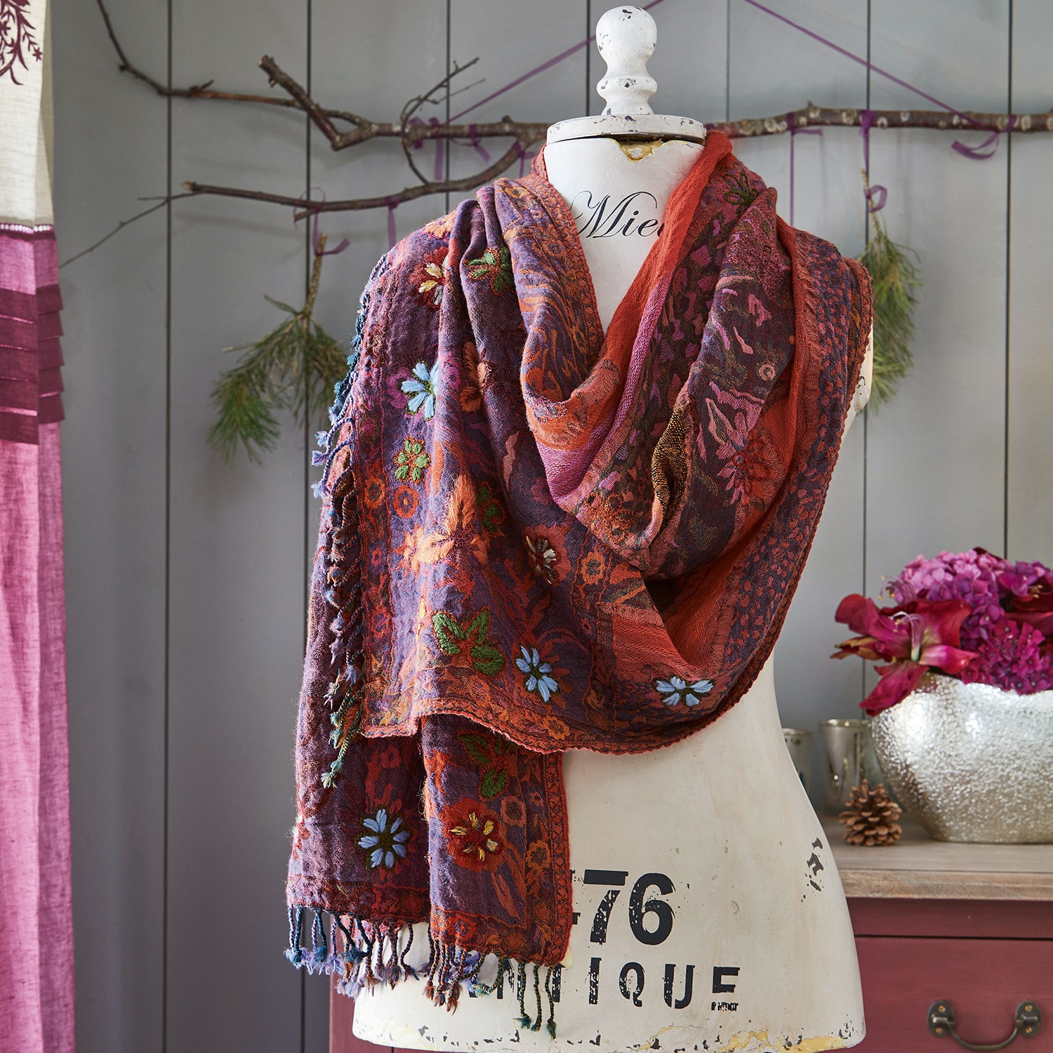 Étole Isobel Écharpe colorée avec broderies florales en rouge et violet, tissu doux, accessoire de mode élégant