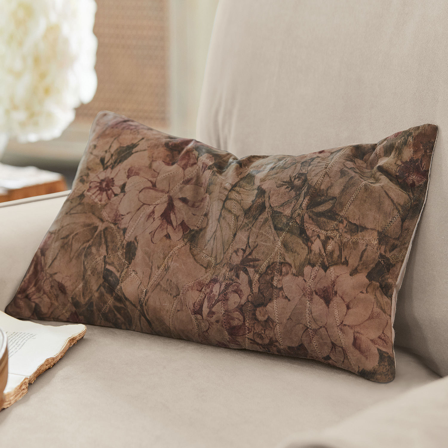 Coussin Le Puy Coussin décoratif en tissu doux avec motif floral marron posé sur un canapé beige