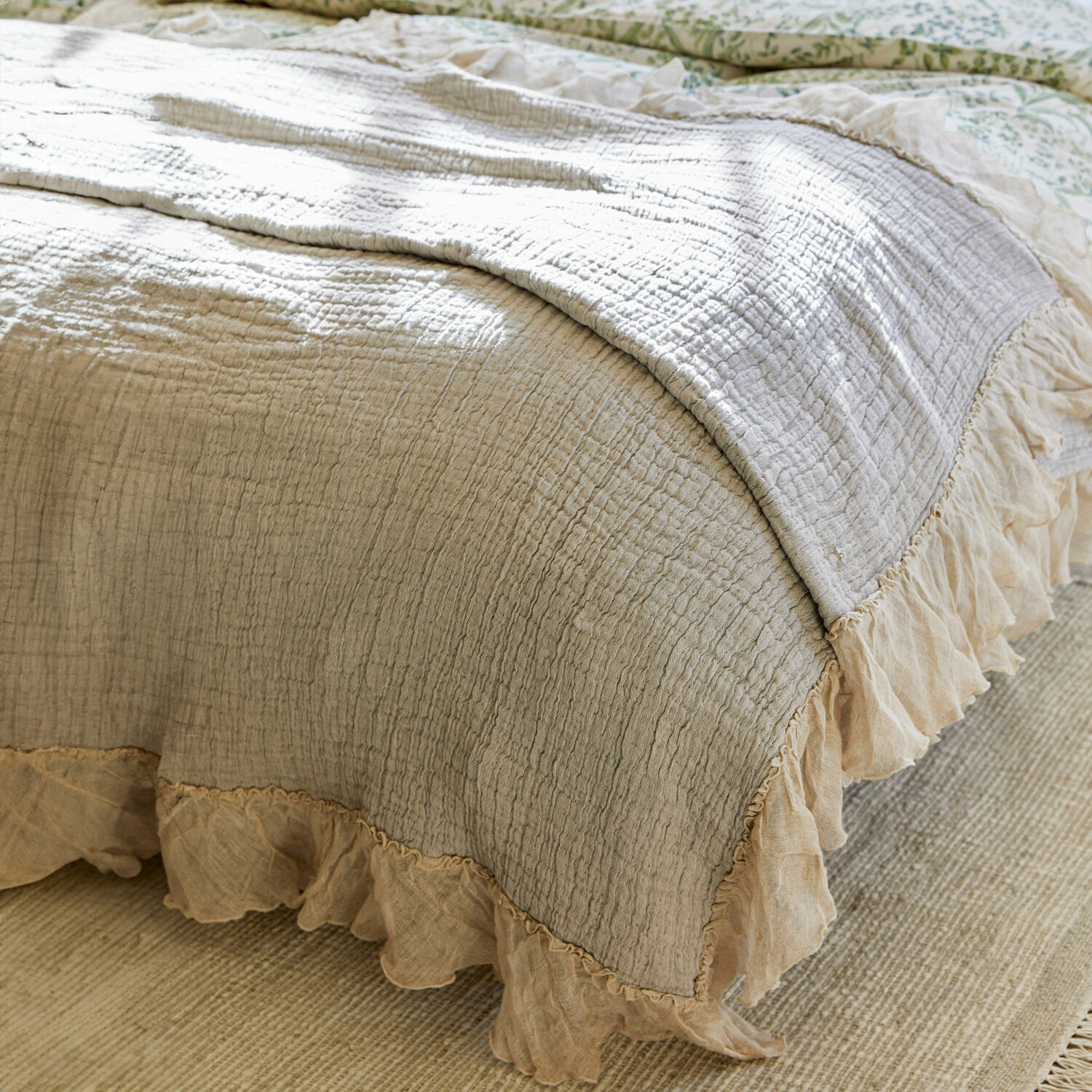 Courtepointe Lure Jeté de lit beige en coton avec volants, doux et décoratif, parfait pour la chambre à coucher