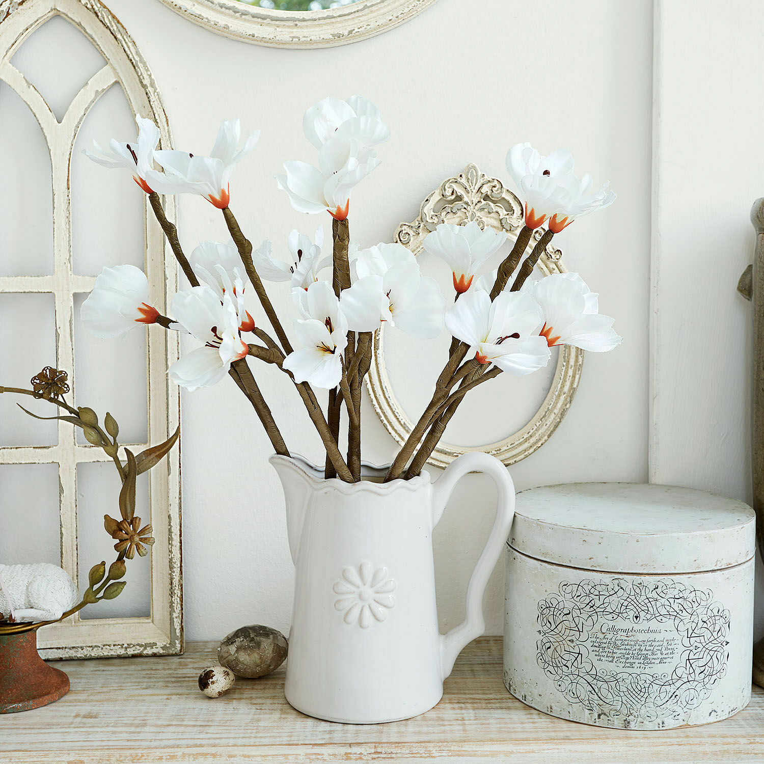 Lot de 6 fleurs décoratives Xivale Pichet en céramique blanche avec fleurs décoratives en tissu sur une table en bois style vintage