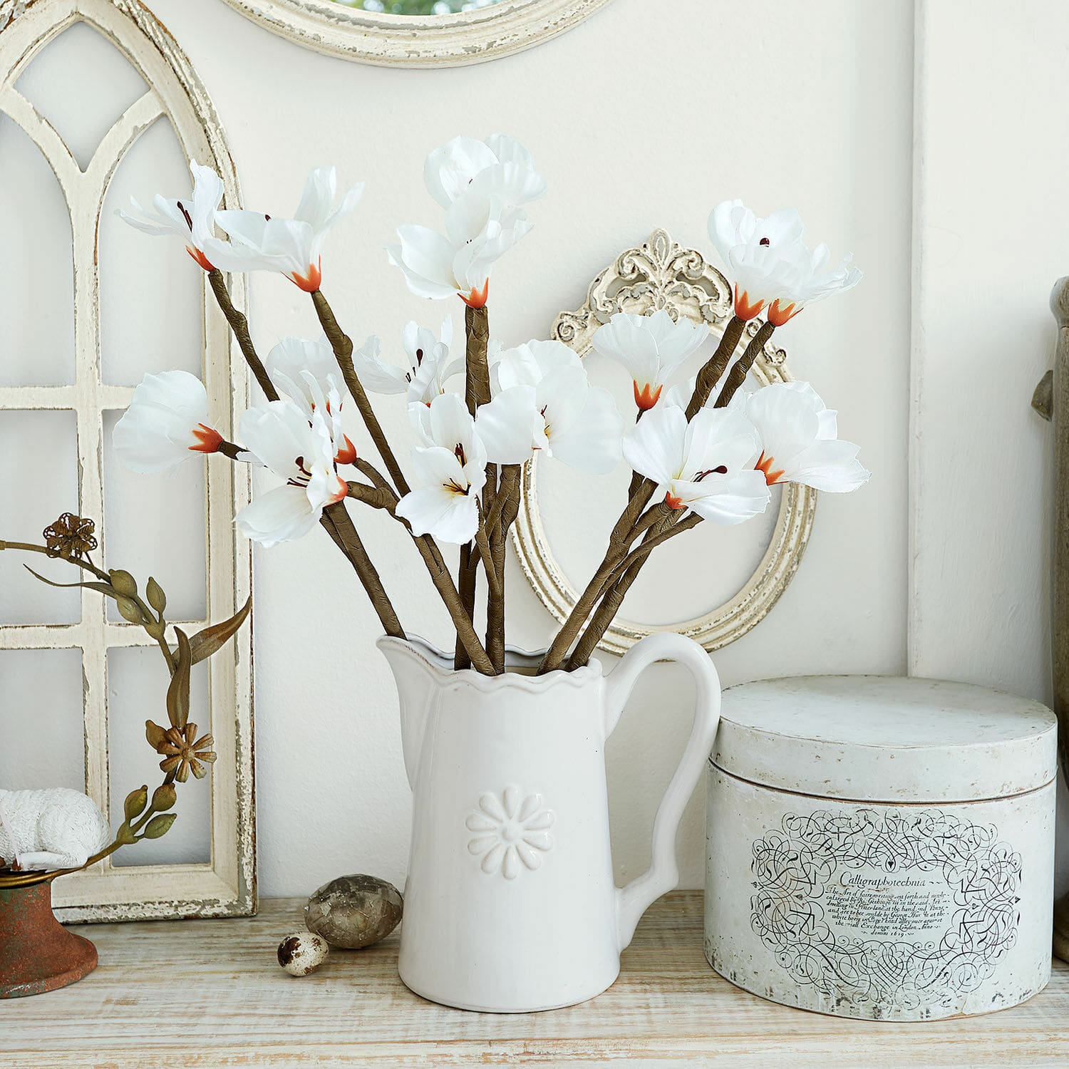 Lot de 6 fleurs décoratives Xivale Pichet en céramique blanche avec fleurs décoratives en tissu sur une table en bois style vintage