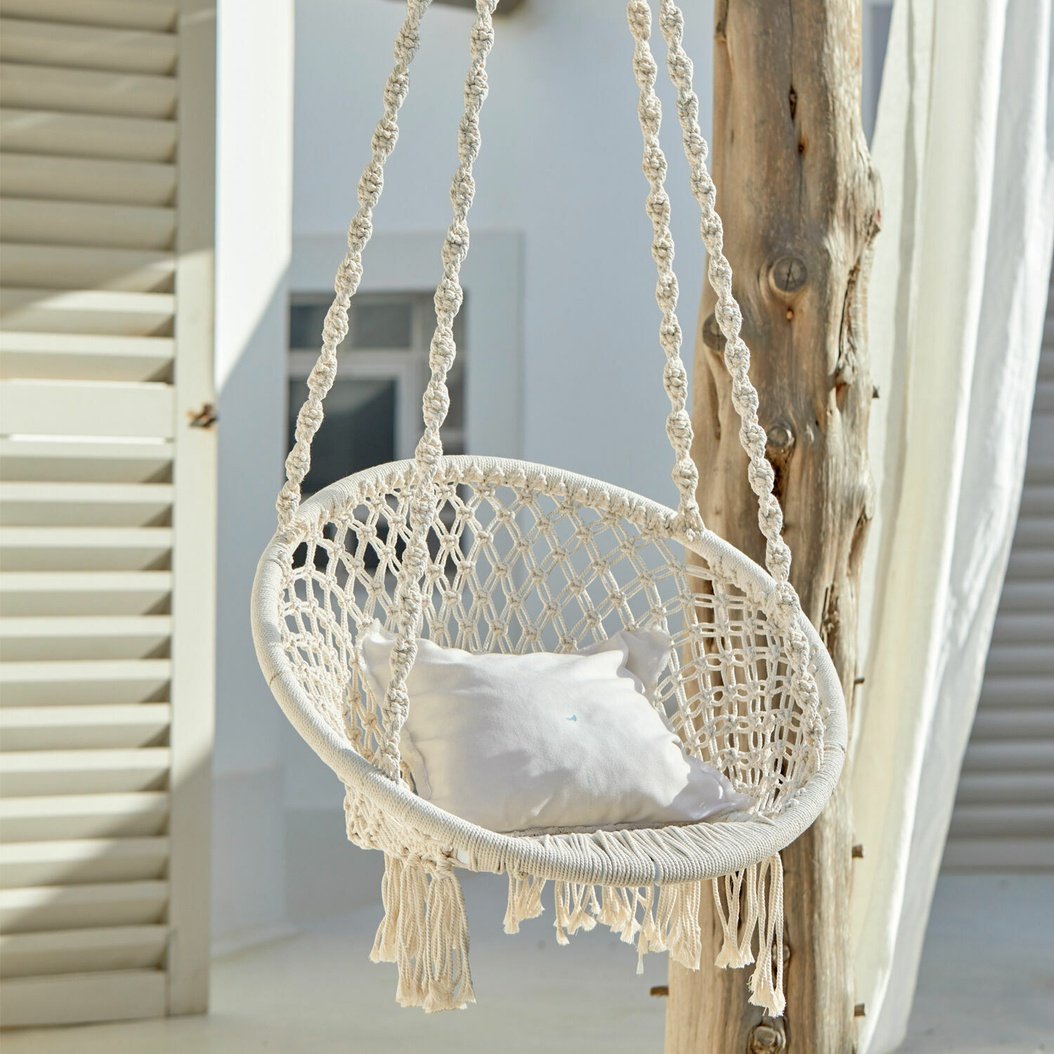 Fauteuil suspendu Tarik Chaise suspendue blanche en macramé de coton avec coussin, parfaite pour la détente extérieure