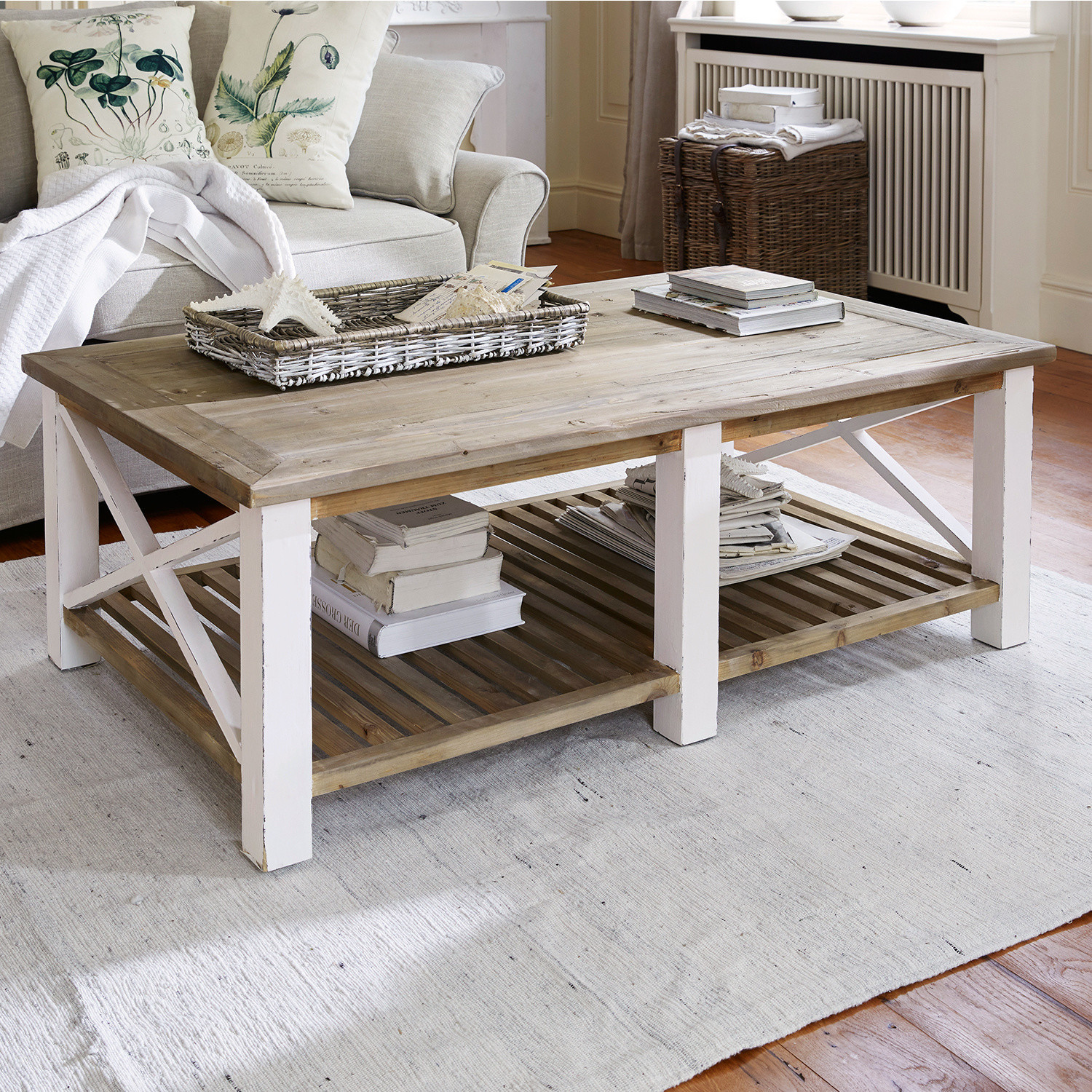 Table basse Medfield Table basse en bois naturel et blanc avec étagère pour livres, style rustique chaleureux