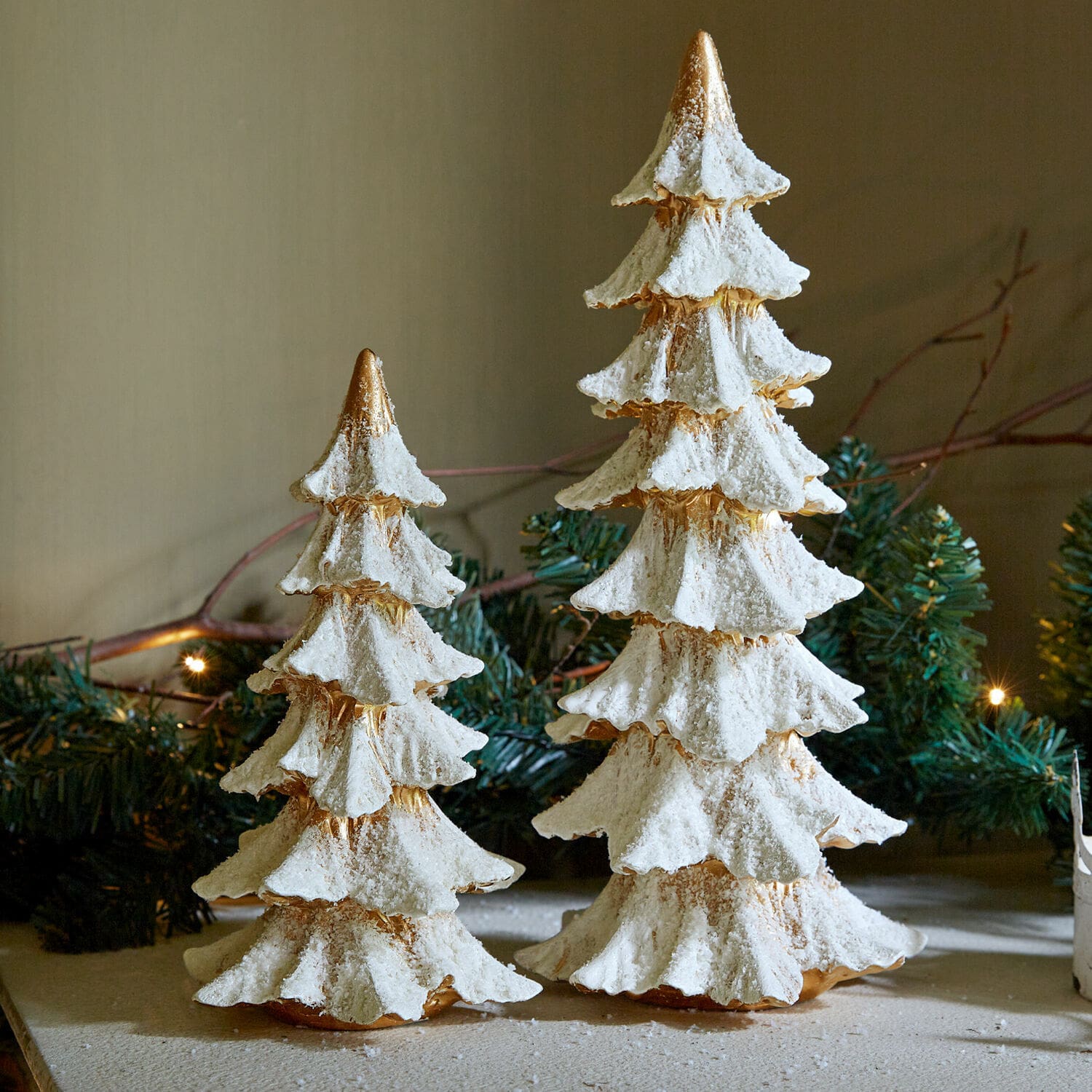 Lot de 2 arbres décoratifs Norbury Décorations sapins blancs avec effet neige, ornements de Noël pour table ou étagère