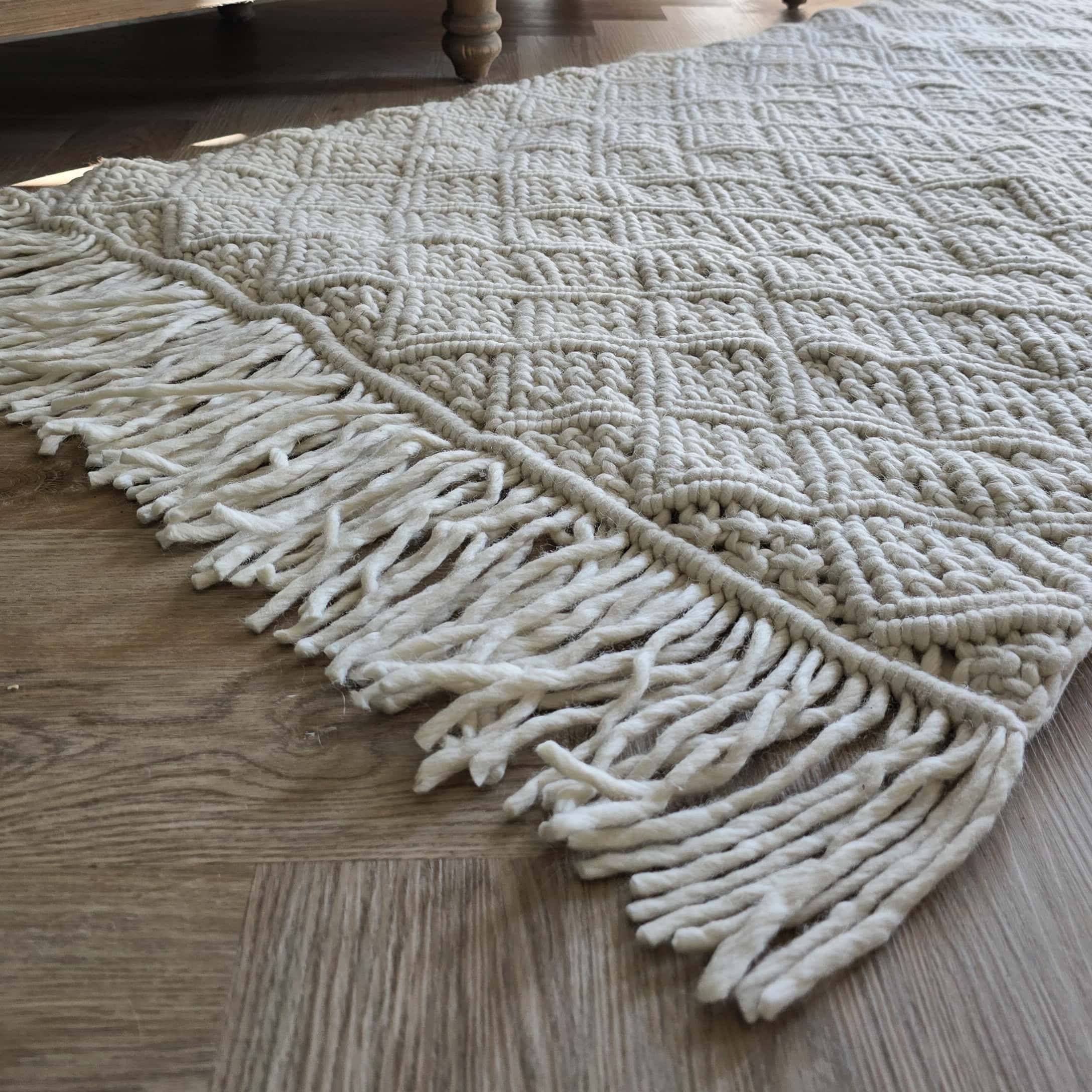 Tapis blanc à tissage épais avec franges sur sol en bois, matériau doux et décoratif