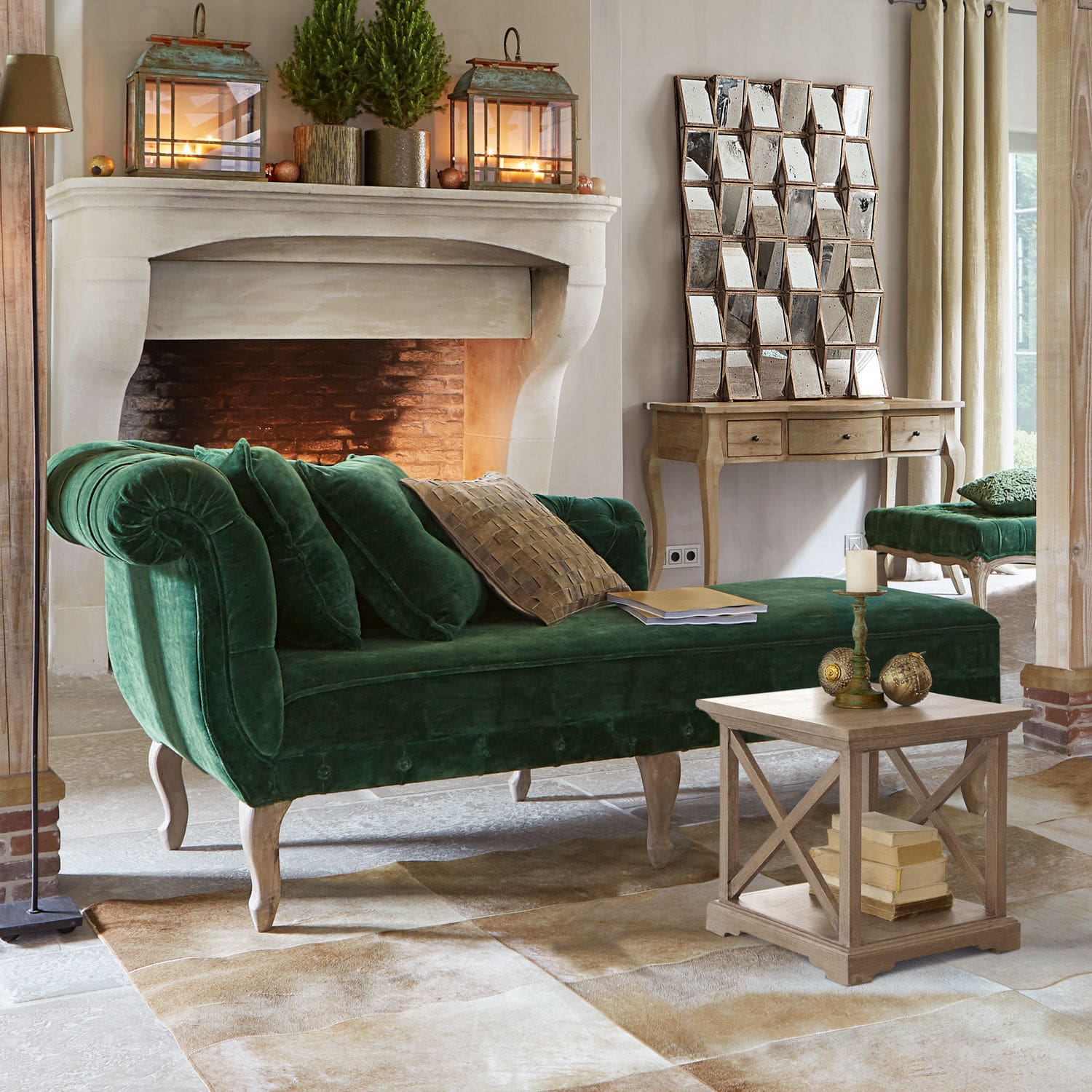 Méridienne Viviani Chaise longue en velours vert avec pieds en bois dans un salon chaleureux avec cheminée et miroir
