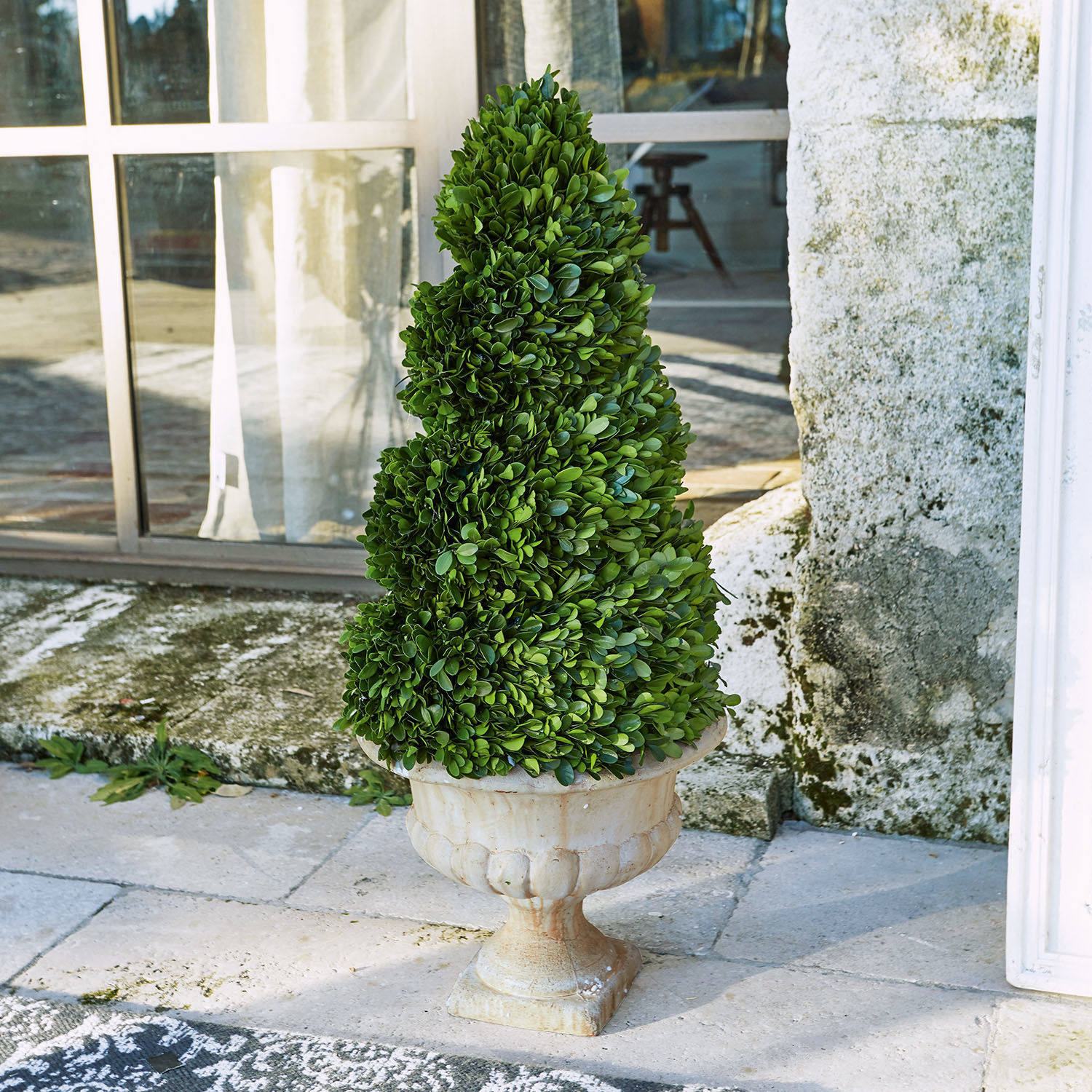 Arbre décoratif Humbria Buis artificiel vert dans un pot en céramique crème sur terrasse, décoration extérieure