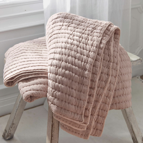 Plaid rose en coton matelassé doux, parfait pour une ambiance chaleureuse et décorative à la maison