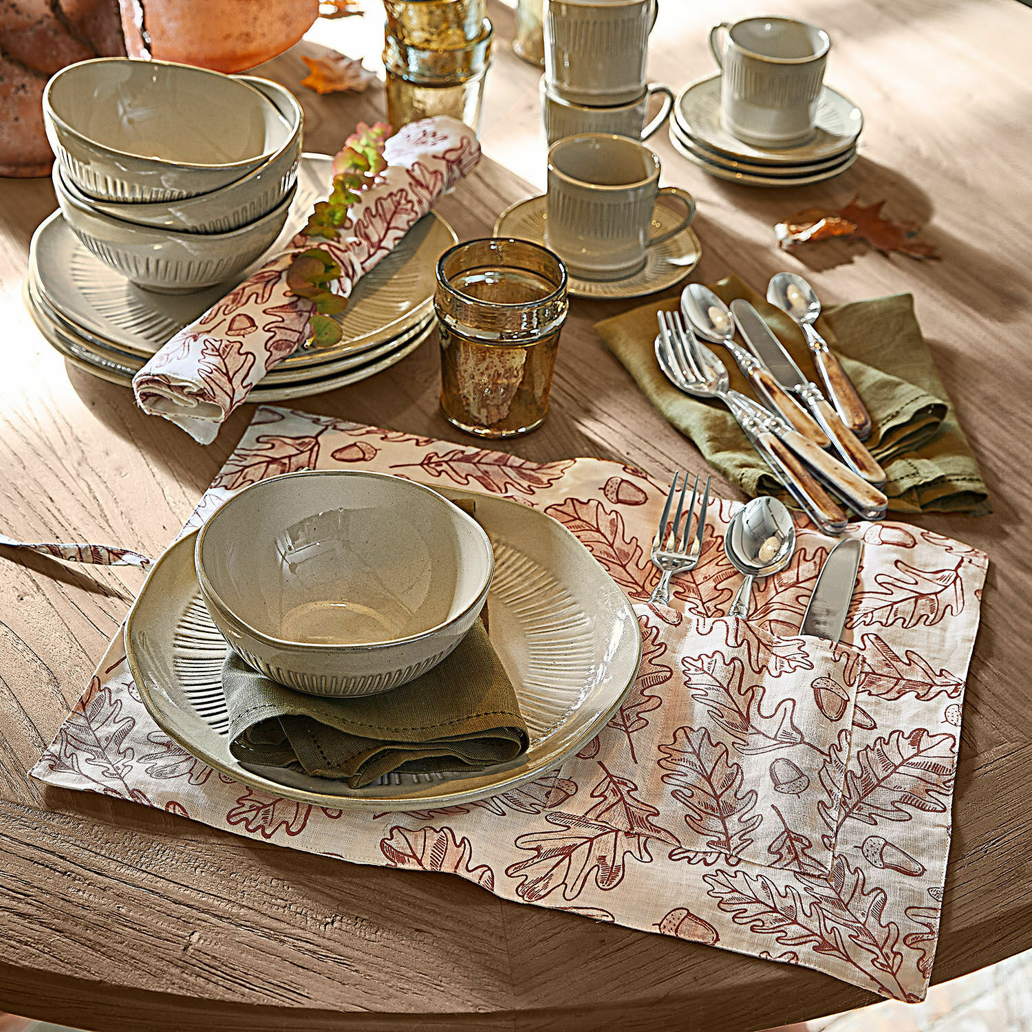 Lot de 2 sets de table Qubinal Ensemble d'assiettes et bols en céramique beige sur table en bois avec nappe décorative à feuilles