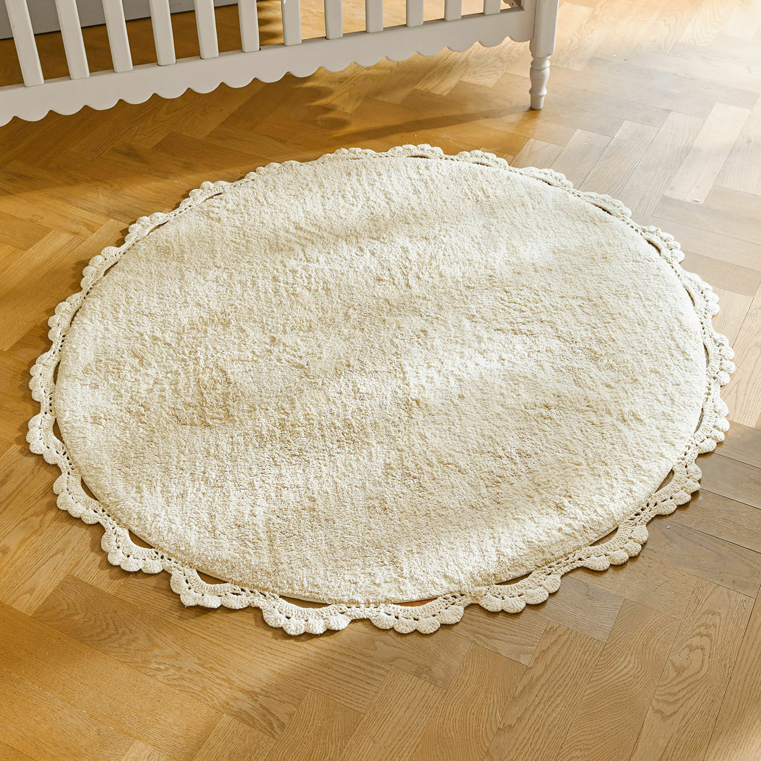 Tapis Arash Tapis rond crème en coton avec bordure en dentelle sur parquet en bois clair, décoration intérieure