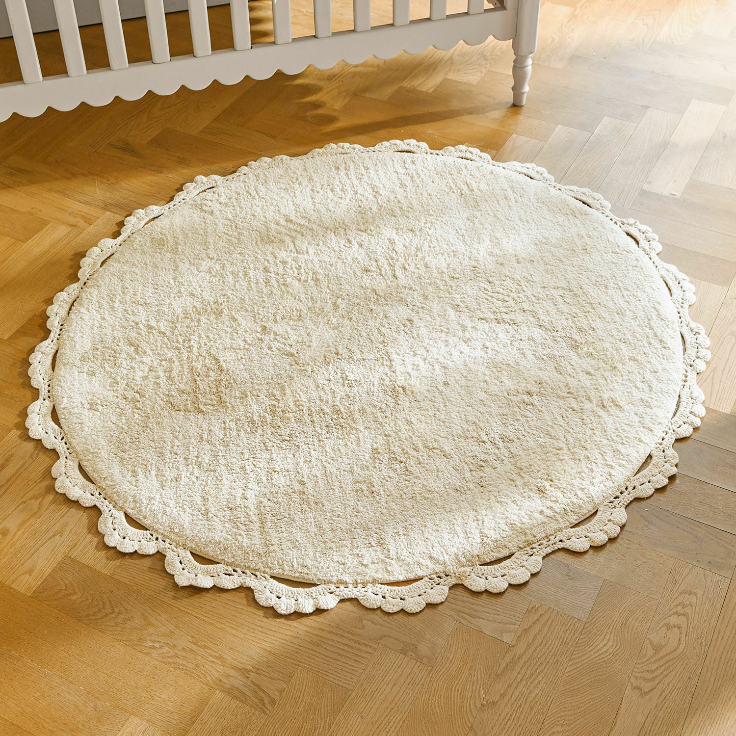 Tapis Arash Tapis rond crème en coton avec bordure en dentelle sur parquet en bois clair, décoration intérieure