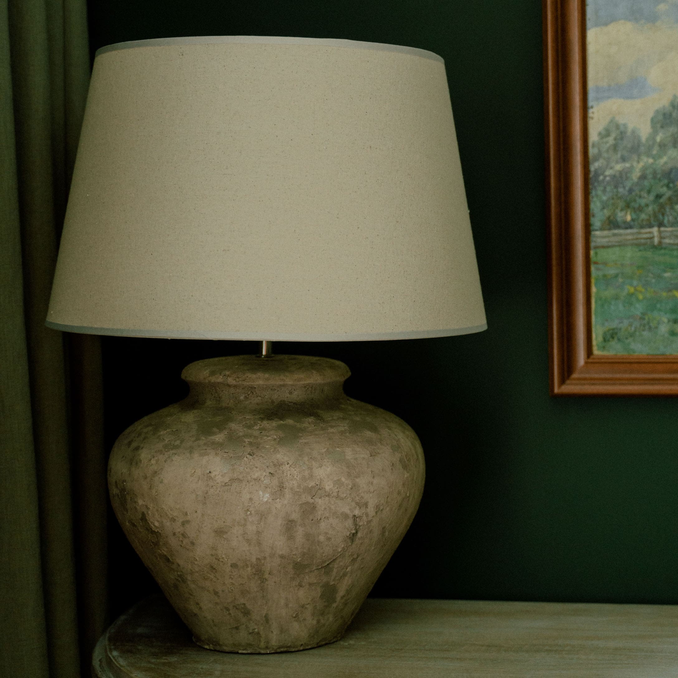 Lampe de table avec abat-jour beige et base en céramique grise pour salon élégant
