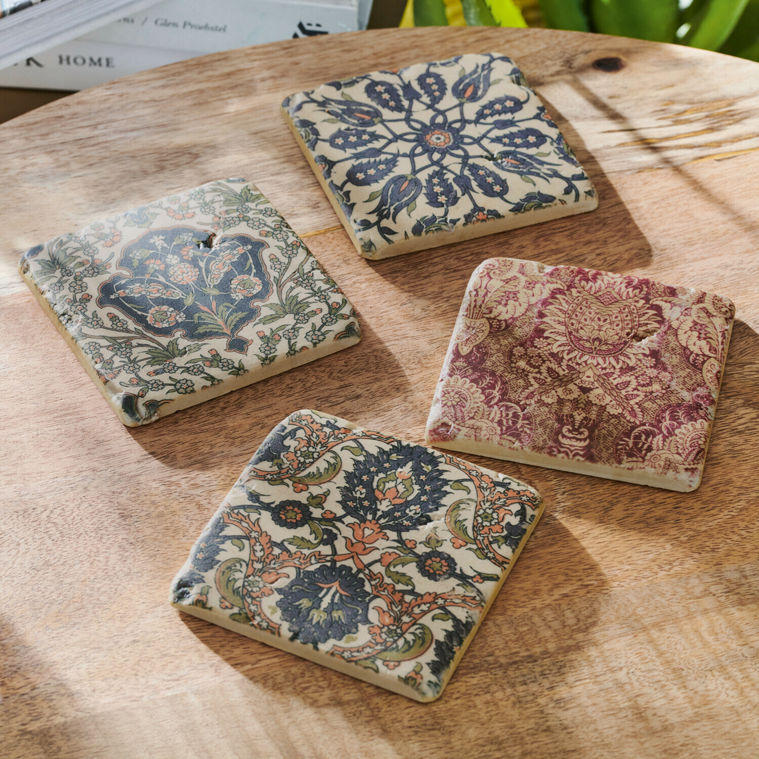 Lot de 4 dessous de verres Munoz Dessous de verre en céramique avec motifs floraux colorés sur une table en bois, décoration intérieure