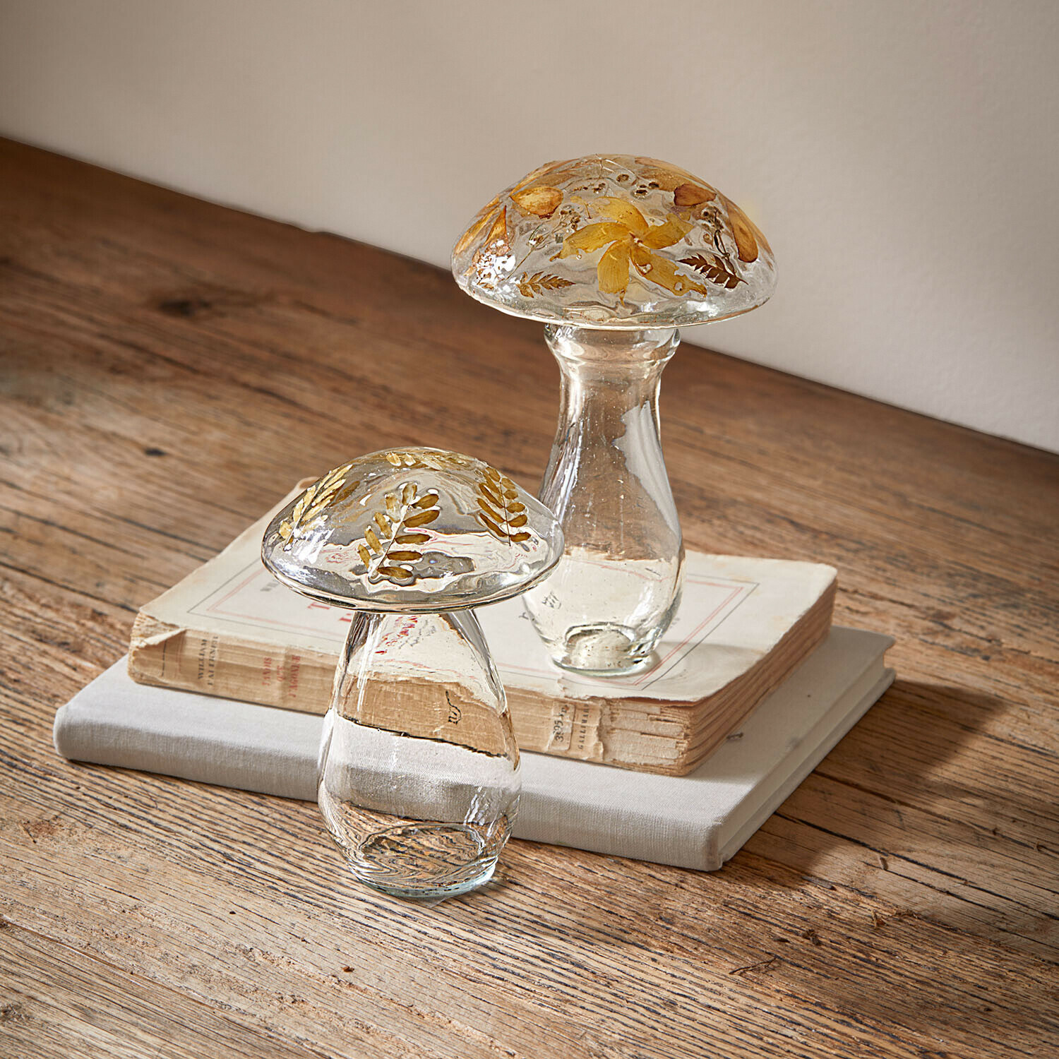 Lot de 2 champignons décoratifs Émurise Décorations en verre en forme de champignons avec fleurs séchées jaunes sur table en bois