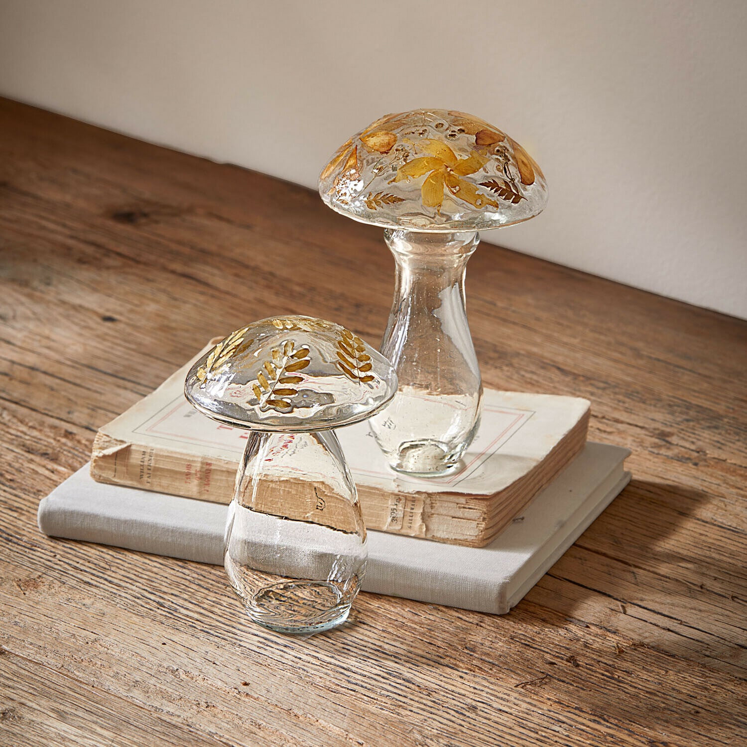 Lot de 2 champignons décoratifs Émurise Décorations en verre en forme de champignons avec fleurs séchées jaunes sur table en bois