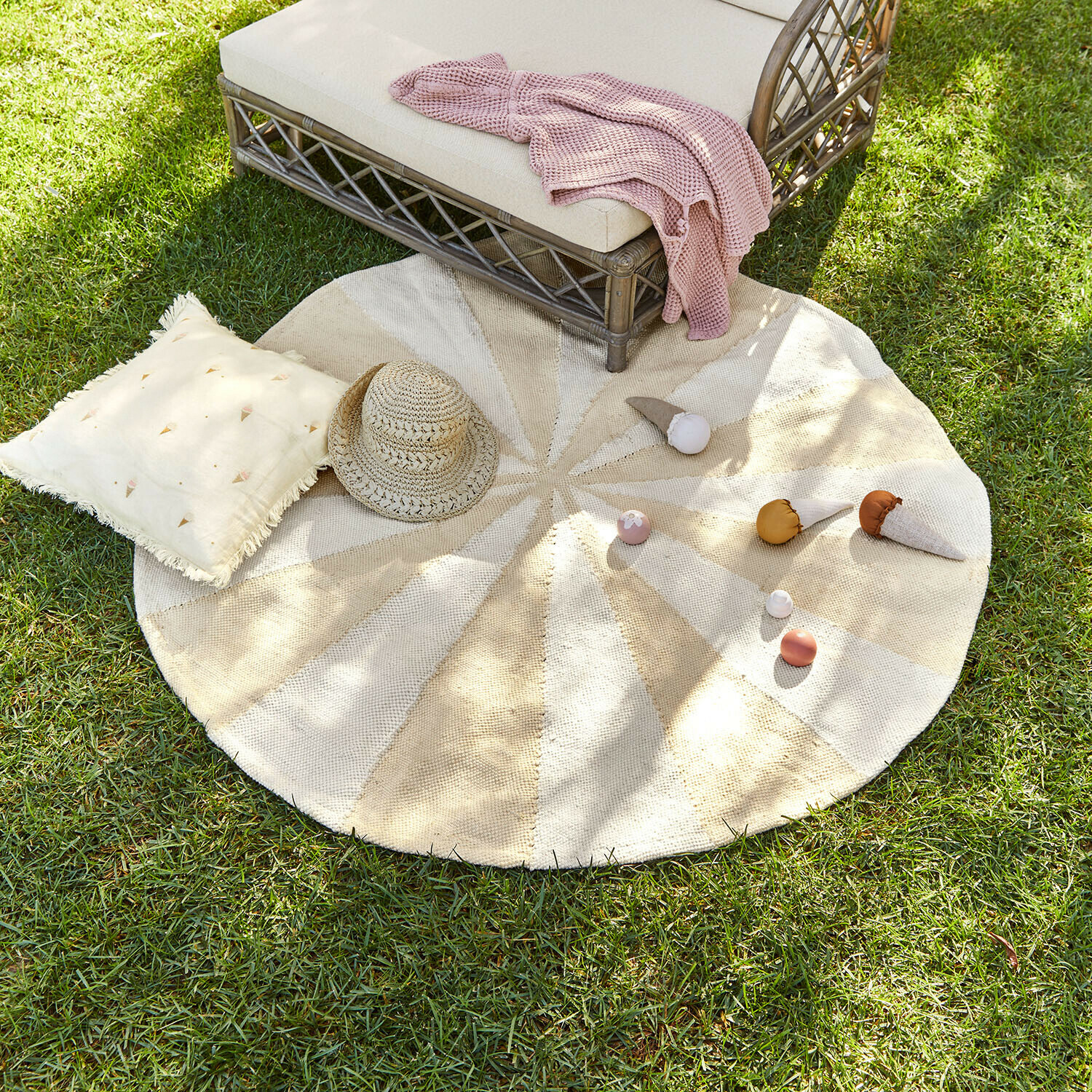 Tapis d’intérieur et d’extérieur Wobbilo Tapis rond en matériaux naturels beige et crème sur l'herbe avec coussin et chapeau en paille