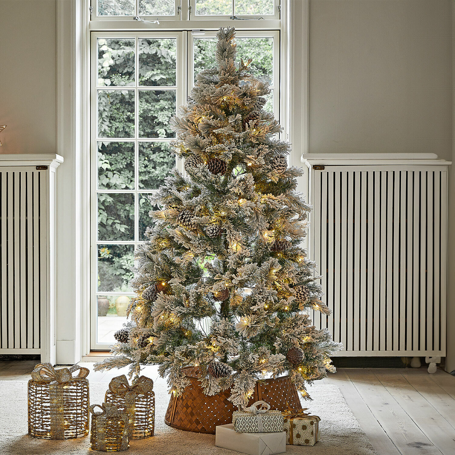 Sapin de Noël Karélisse Sapin artificiel enneigé avec lumières LED et pommes de pin dans un panier en osier, décoration de Noël