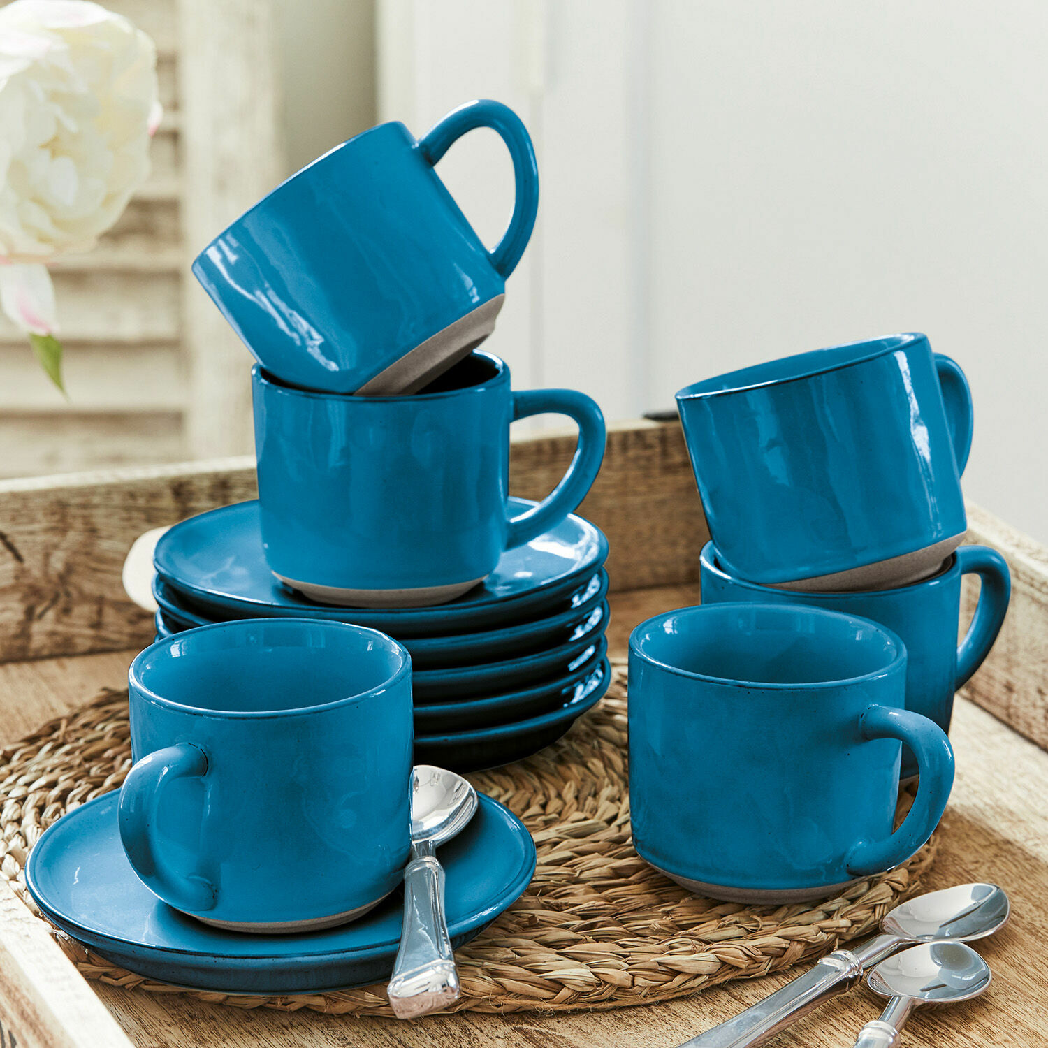 Lot de 6 tasses et soucoupes Biarré Ensemble de tasses et soucoupes en céramique bleue sur un dessous tressé pour café et thé