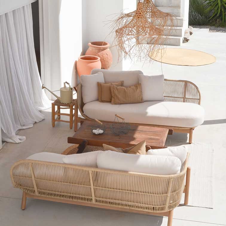 Ensemble de mobilier d'extérieur en rotin naturel avec coussins crème et table basse en bois
