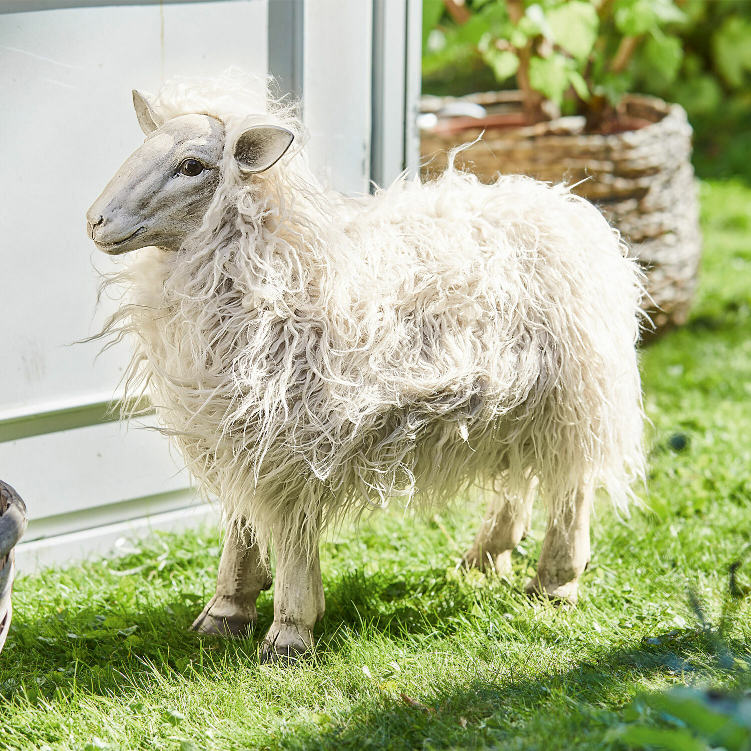 Mouton décoratif Justin Figurine décorative de mouton avec laine blanche bouclée sur herbe verte pour jardin