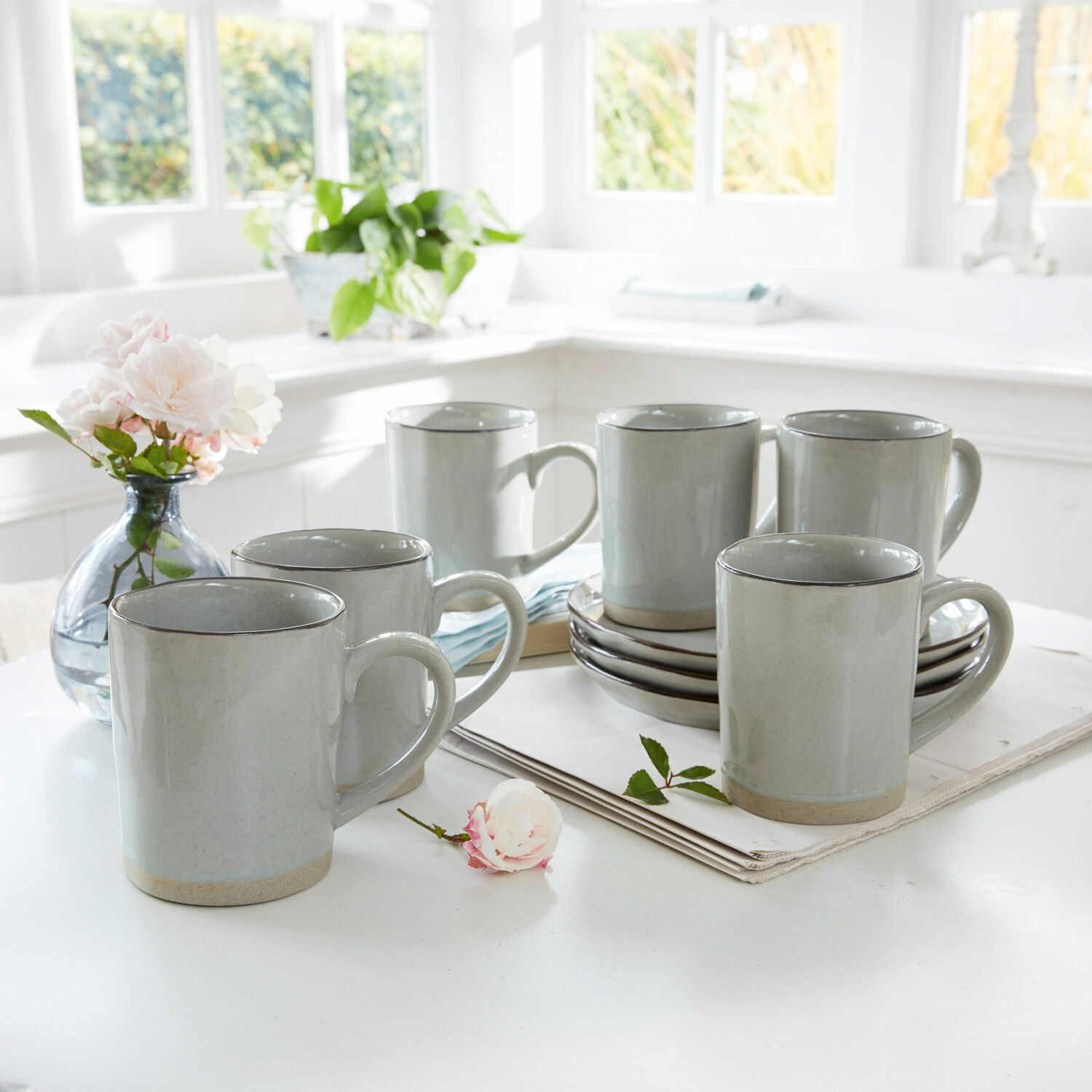 Lot de 6 tasses Biarré Ensemble de six mugs en céramique grise avec anse sur une table claire dans un intérieur lumineux