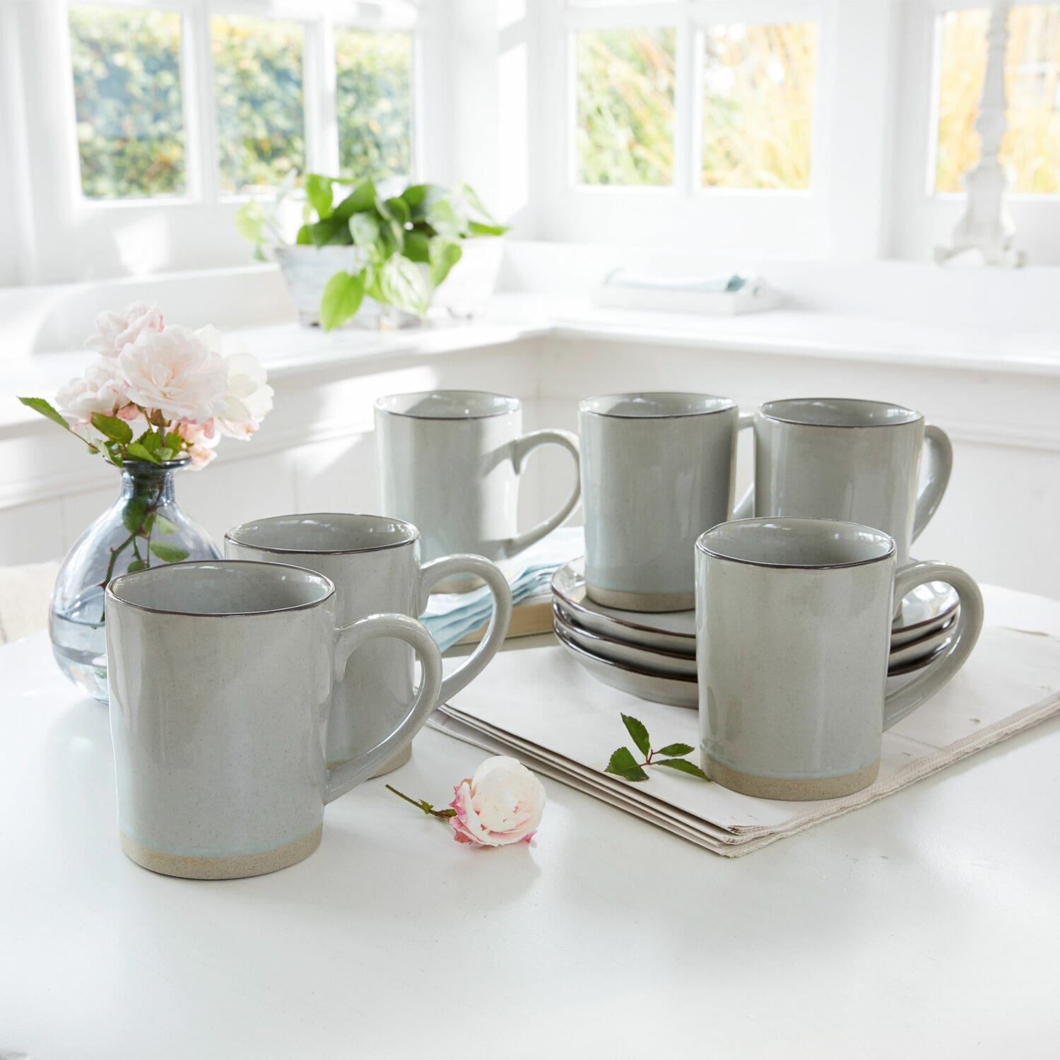Lot de 6 tasses Biarré Ensemble de six mugs en céramique grise avec anse sur une table claire dans un intérieur lumineux