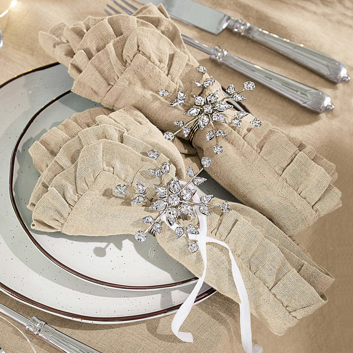 Lot de 2 ronds de serviette Sophie Serviettes en lin beige à volants avec anneaux décoratifs en cristal sur table dressée