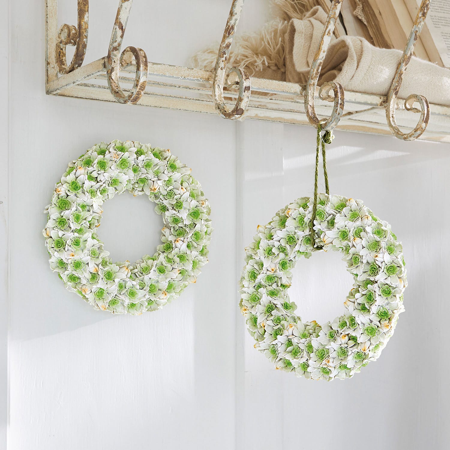 Lot de 2 couronnes Willmare Couronne décorative avec fleurs blanches et vertes, suspendue et posée, décoration intérieure élégante
