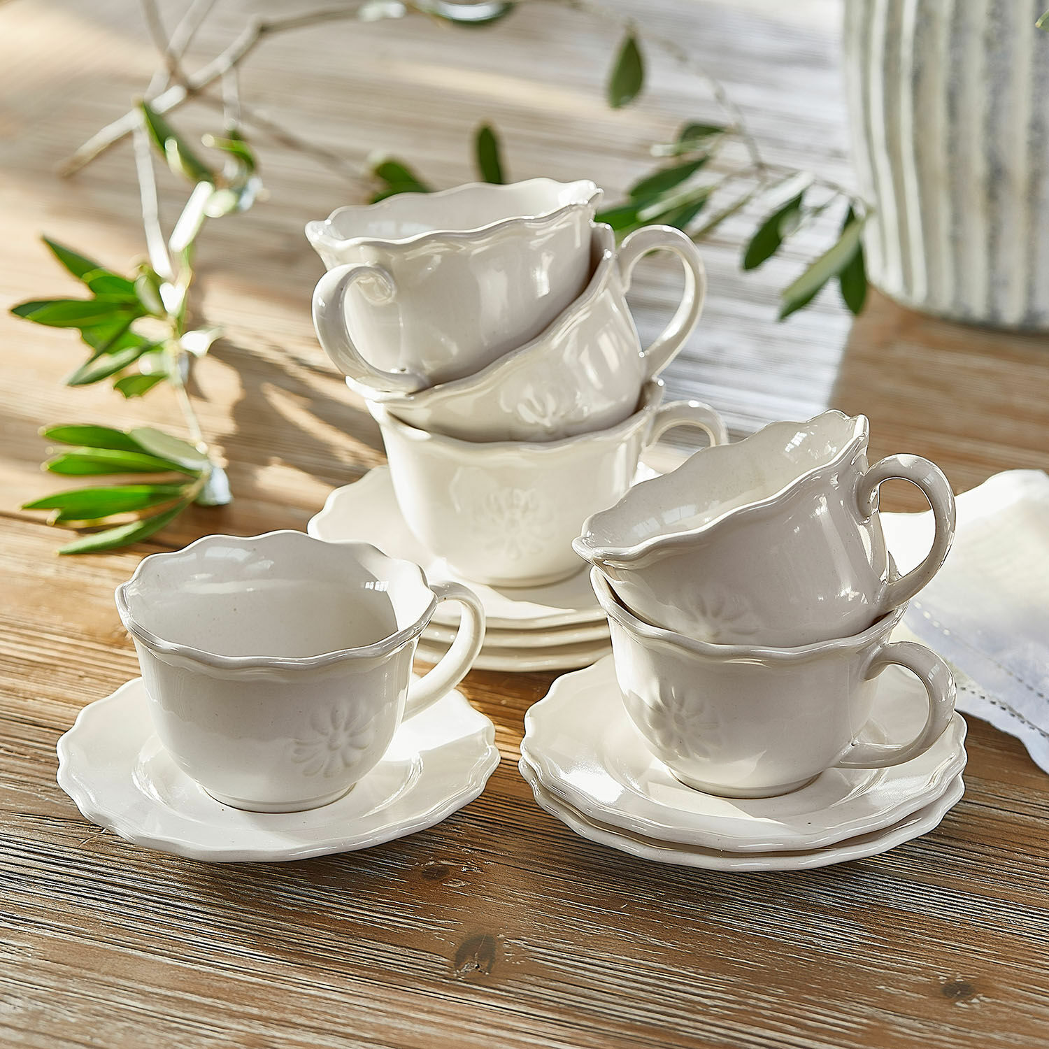 Lot de 6 tasses avec soucoupes Mallevesse Ensemble de tasses et soucoupes en céramique blanche avec motif délicat sur table en bois