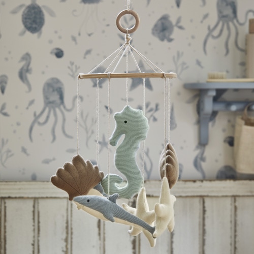 Mobile pour bébé avec animaux marins en tissu pastel, décoration douce pour chambre d'enfant