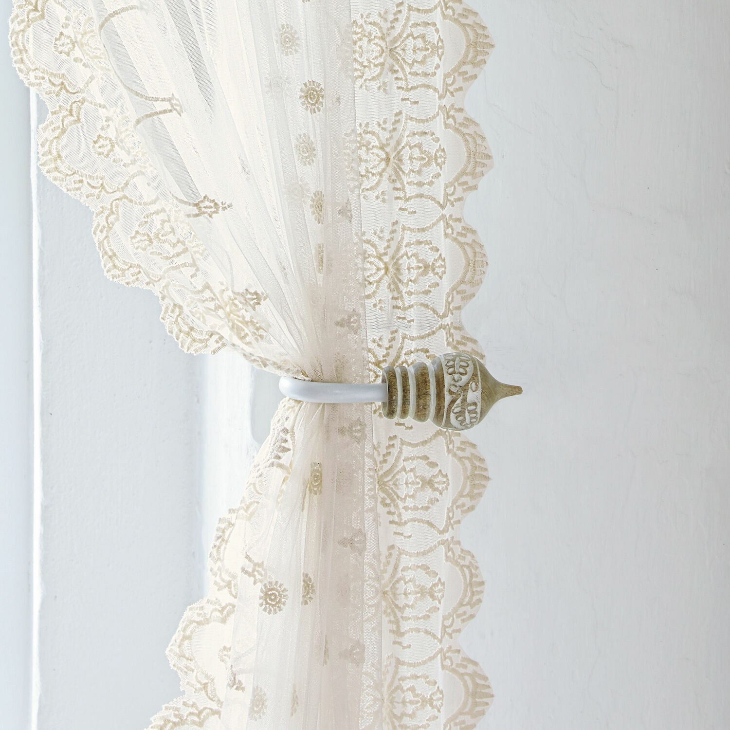 Lot de 2 embrasses Talon Rideau en dentelle beige avec support décoratif en métal sur fond de mur clair, décoration de fenêtre