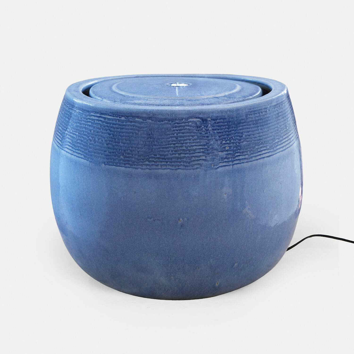 bleu clair Fontaine en céramique bleue Seravia avec texture subtile, parfaite pour décoration intérieure et extérieure