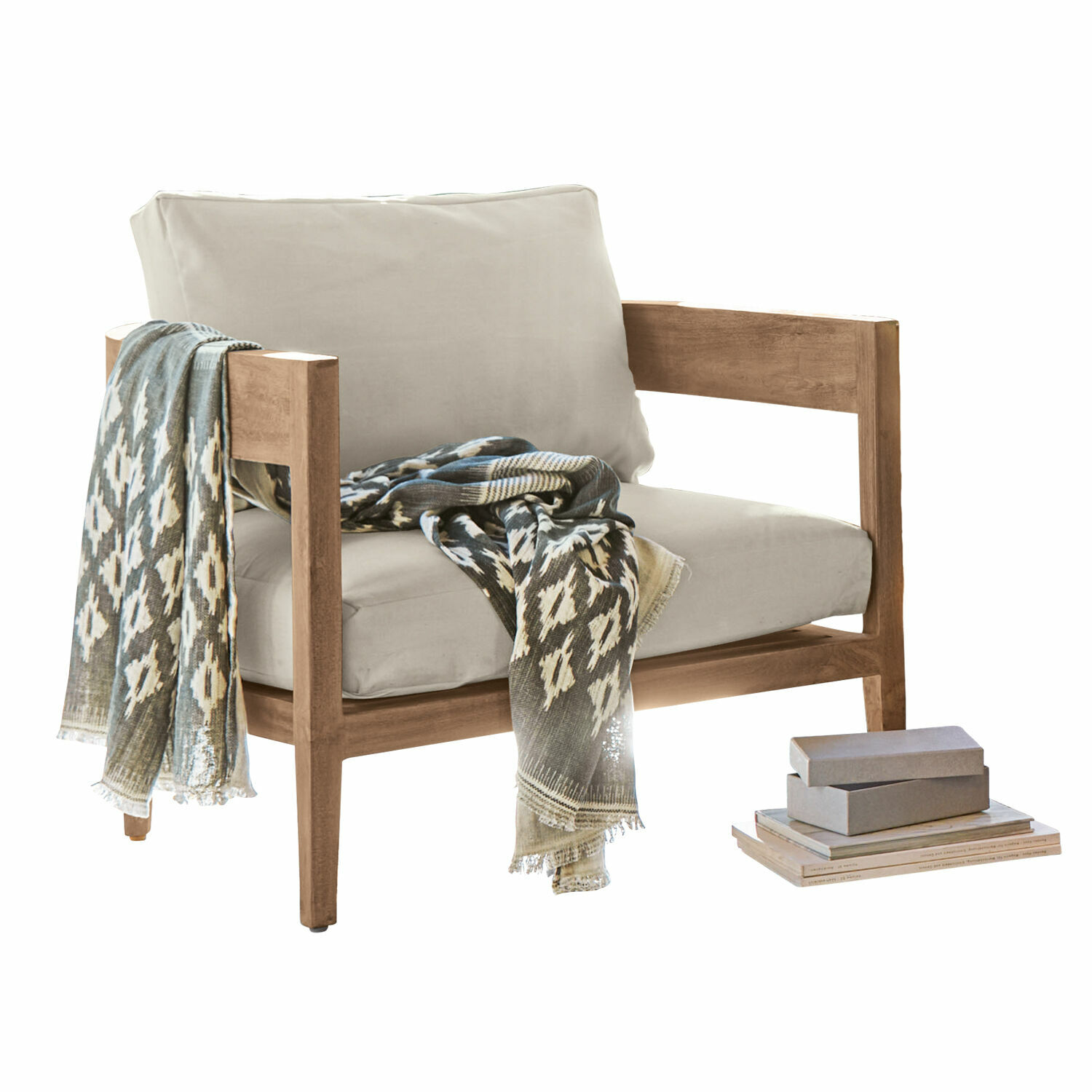 Fauteuil Courtelevant Fauteuil avec coussins beige clair et structure en bois, avec une écharpe à motifs et des livres à côté