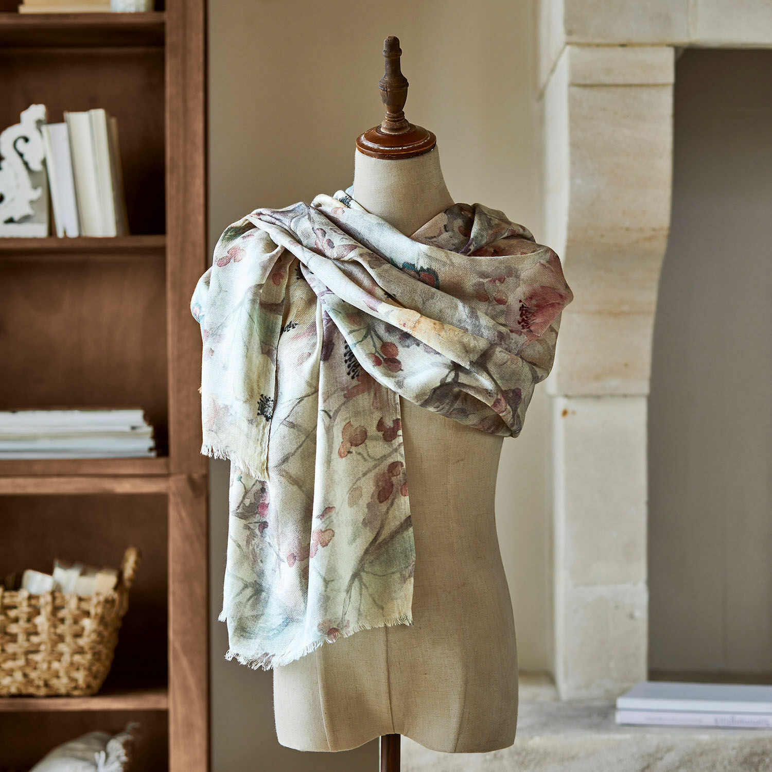 Étole Tebero Écharpe douce à motif floral pastel sur mannequin, tissu léger et décoratif pour la maison