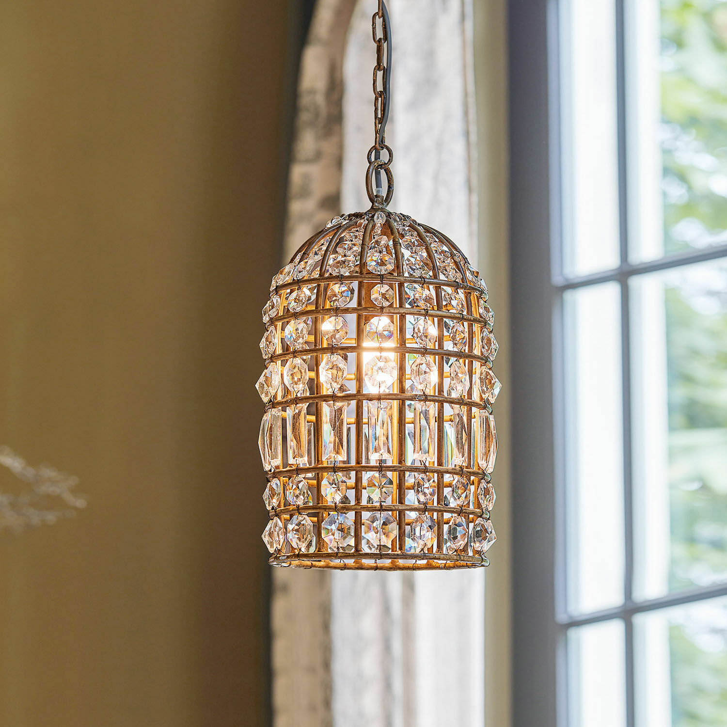 Suspension Phyllis Suspension en métal doré avec ornements en cristal, lampe décorative pour intérieur élégant