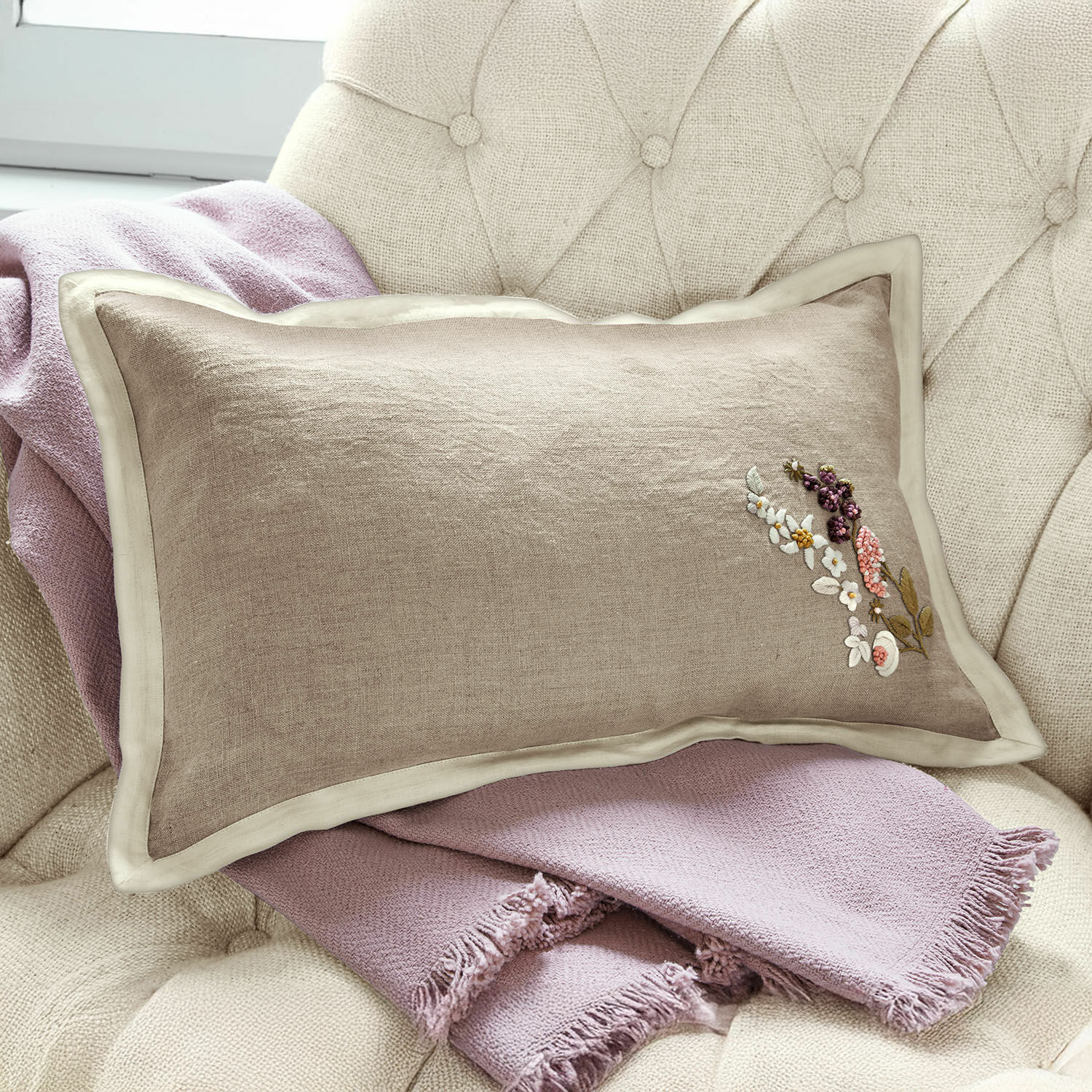 Housse de coussin Tavaline Coussin beige en lin avec broderie florale sur plaid rose clair, décoration intérieure cosy