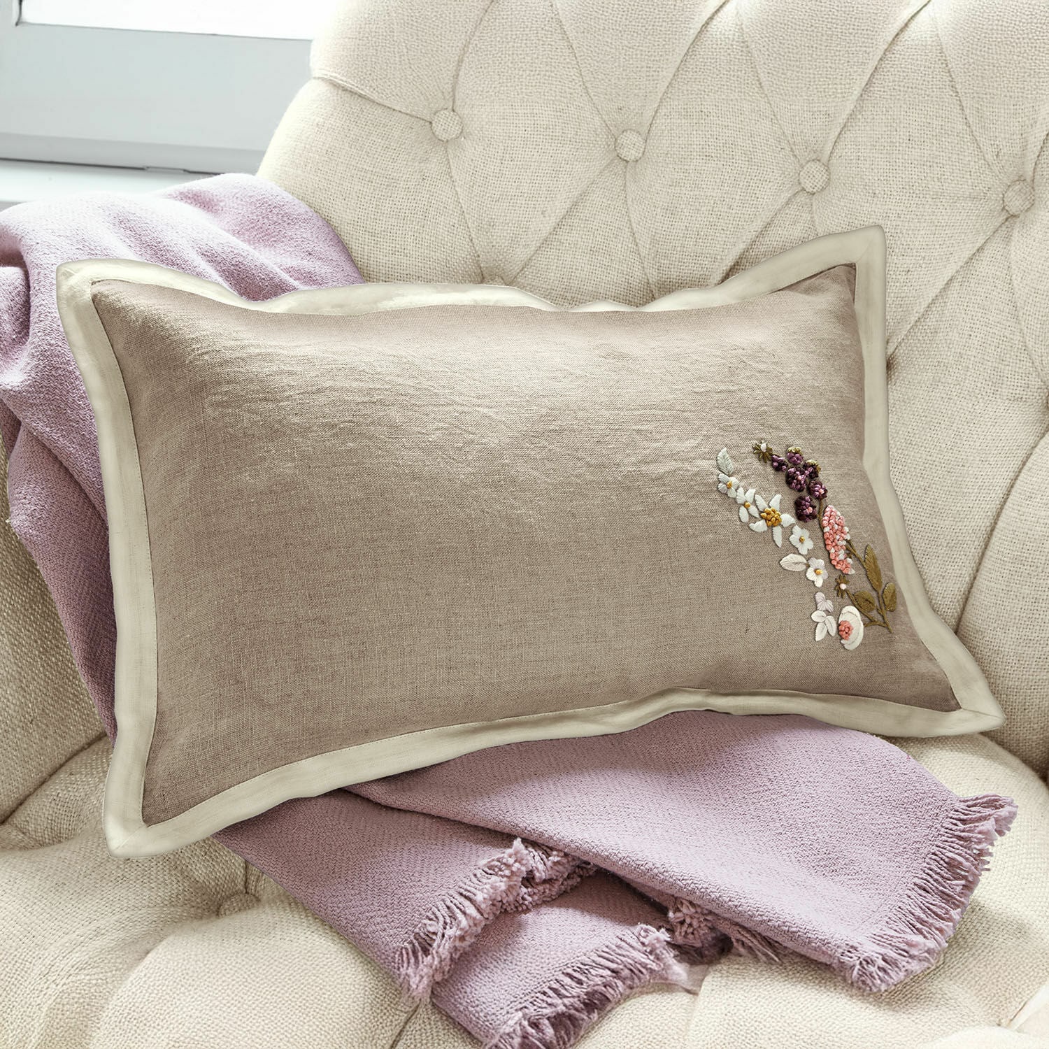 Housse de coussin Tavaline Coussin beige en lin avec broderie florale sur plaid rose clair, décoration intérieure cosy