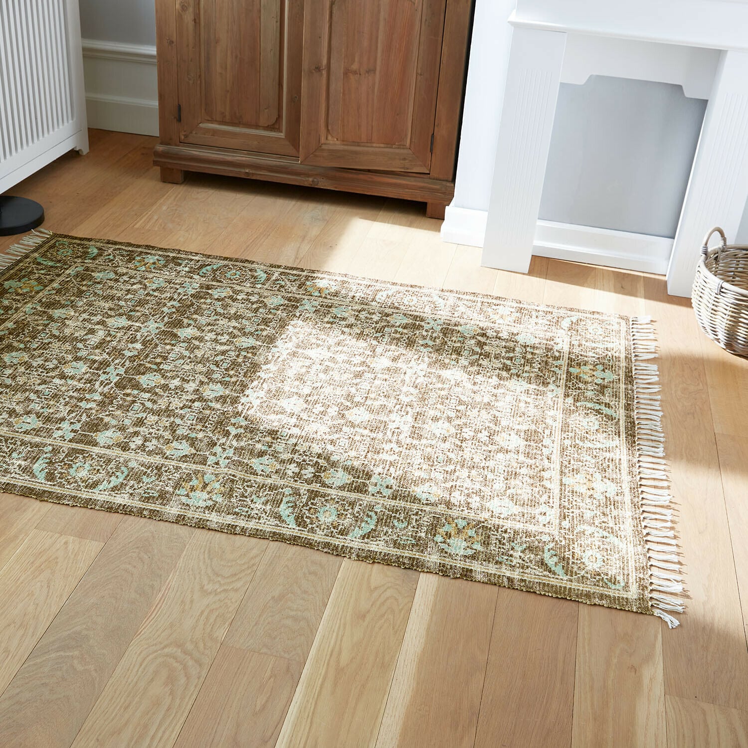 Tapis d’intérieur et d’extérieur Zemira Tapis à motif marron et vert sur un sol en bois clair dans un salon lumineux