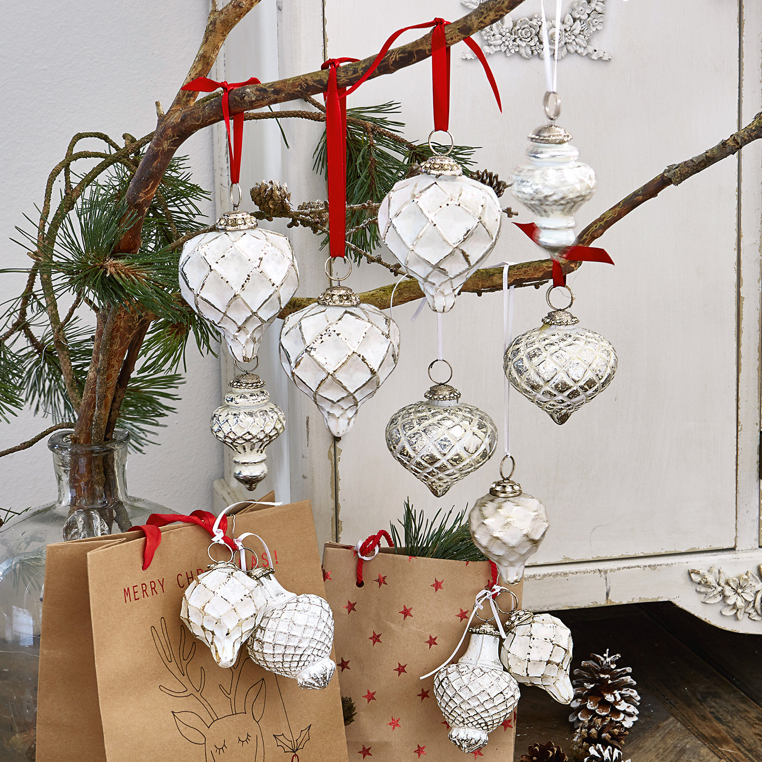 Lot de 6 décorations de Noël Appilly Décorations de Noël blanches à motif quadrillé suspendues à une branche avec rubans rouges, ambiance festive