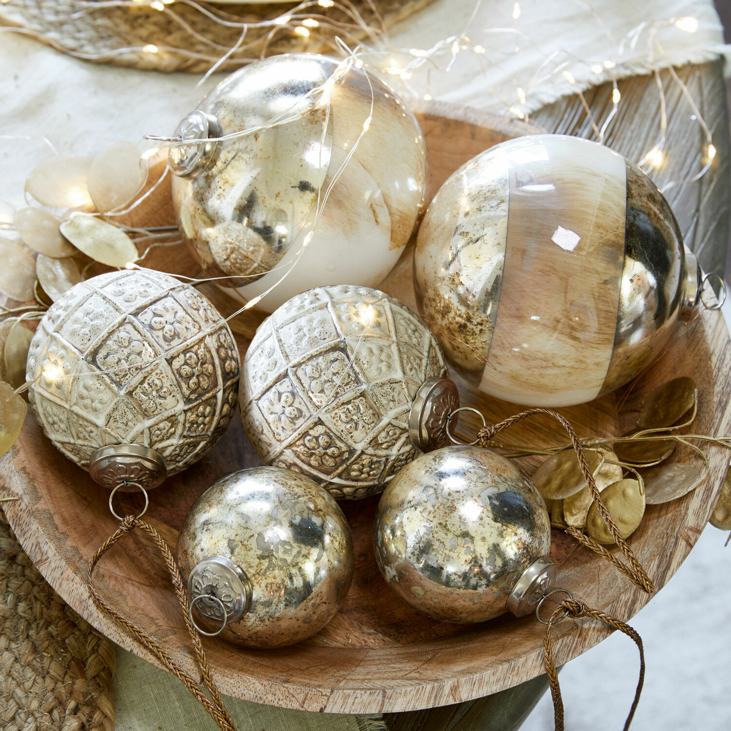Lot de 6 boules de Noël Ephyriel Boules de Noël décoratives dorées et beige posées dans un bol en bois, décoration festive élégante