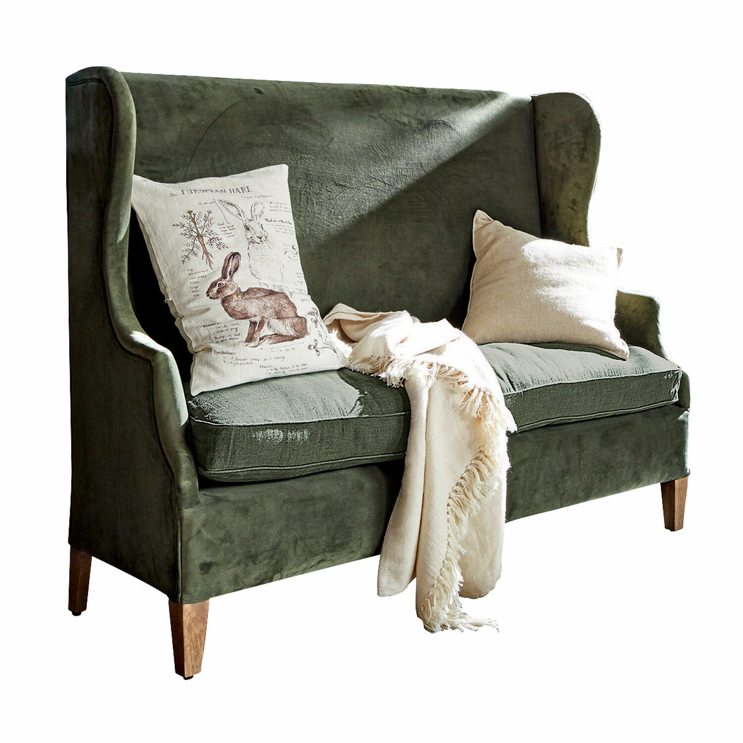 vert vieilli Canapé Ombra en velours vert antique avec coussins et plaid crème pour salon élégant