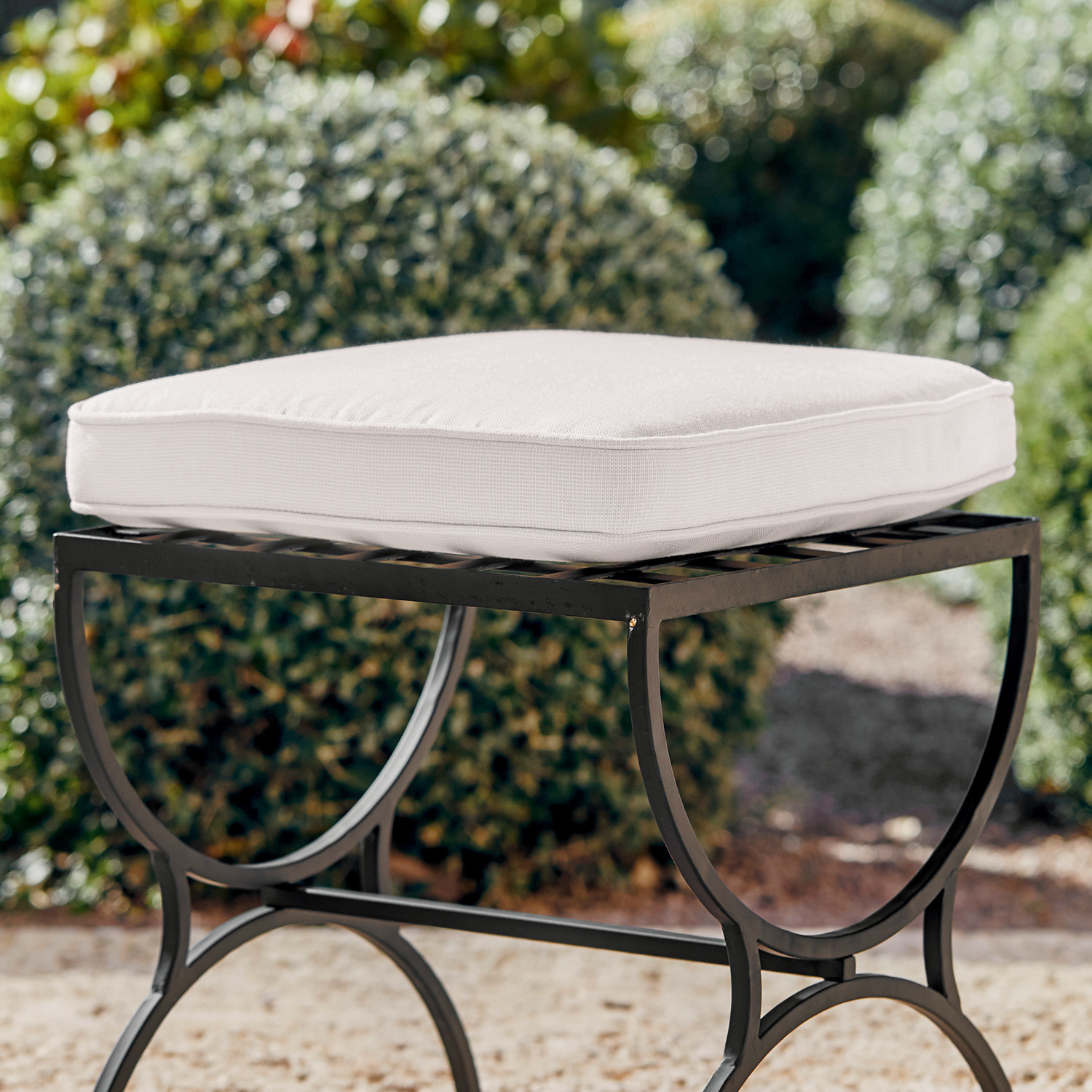 Coussin d'assise Sonora Coussin clair sur tabouret de jardin en métal noir avec design circulaire, confort extérieur