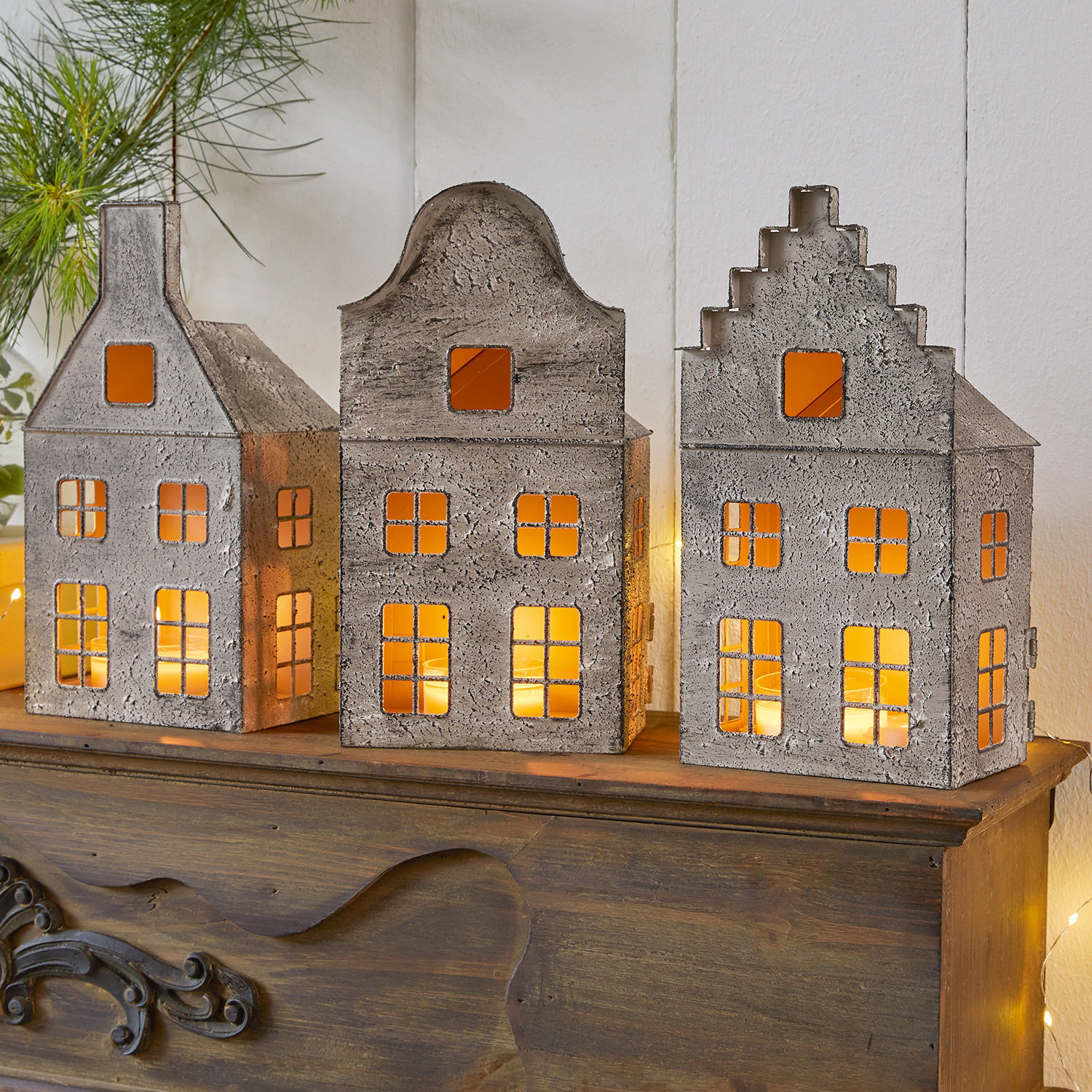 Lot de 3 lanternes Allison Park Lanternes décoratives en forme de maisons en métal gris avec lumière chaude de bougies à l'intérieur