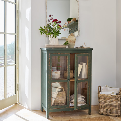 Armoire verte en bois avec portes vitrées style vintage pour rangement dans le salon