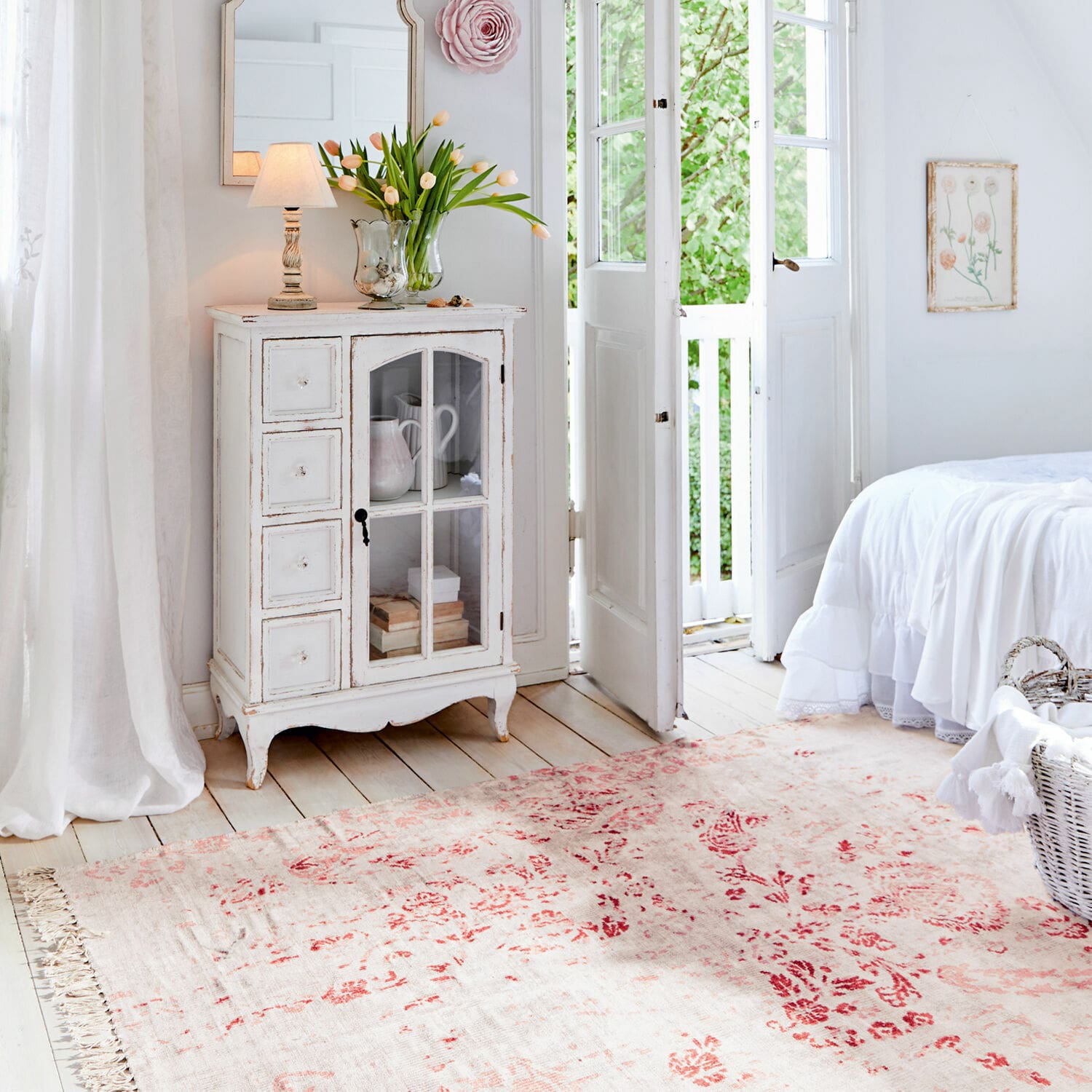 Tapis Arica Buffet en bois blanc avec porte vitrée dans une chambre lumineuse avec tapis à motifs rouges